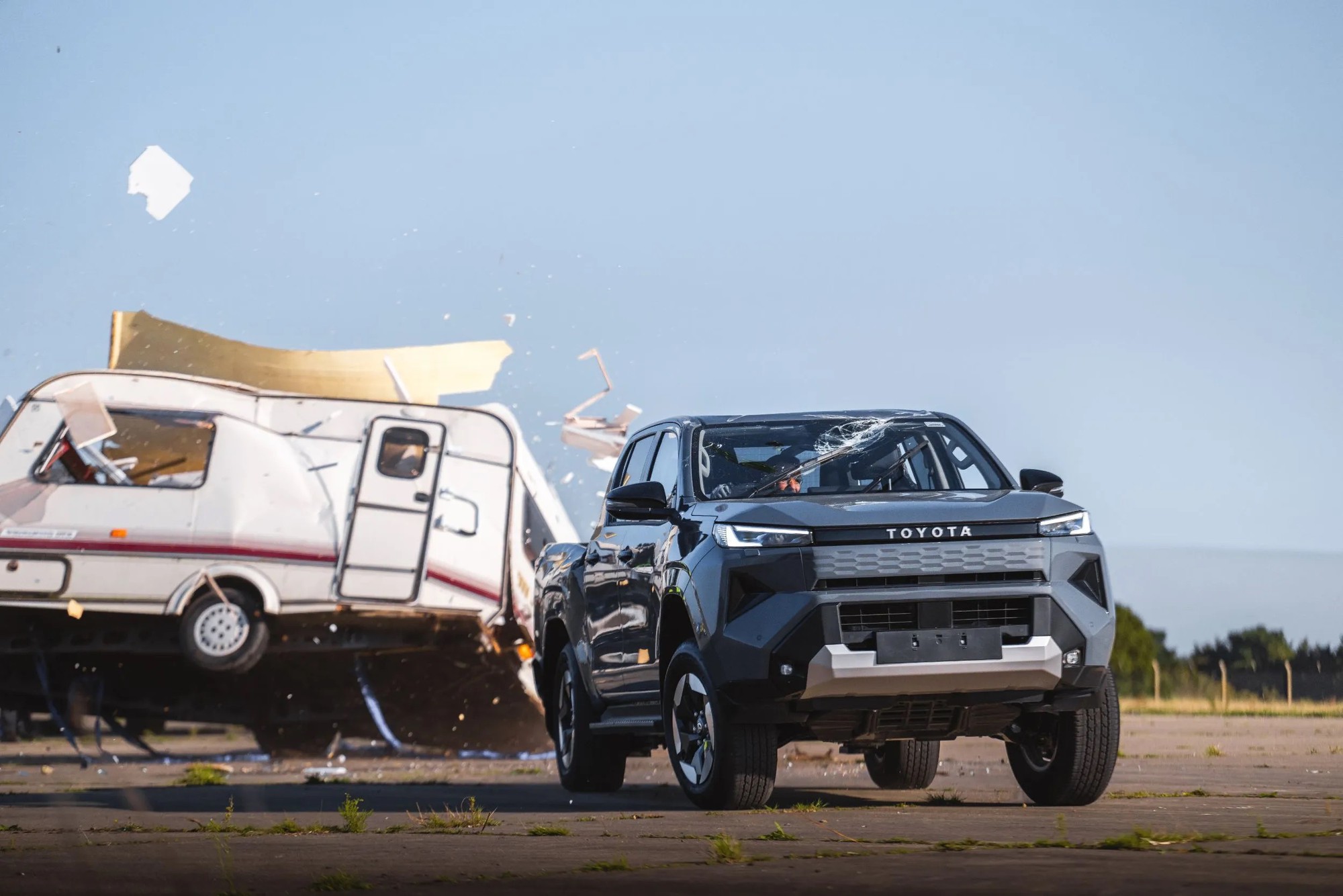 Toyota Hilux điện hứng trọn xe caravan 760kg rơi từ độ cao 9m, xong vẫn chạy đi như chưa c&oacute; chuyện g&igrave; - Ảnh 9.