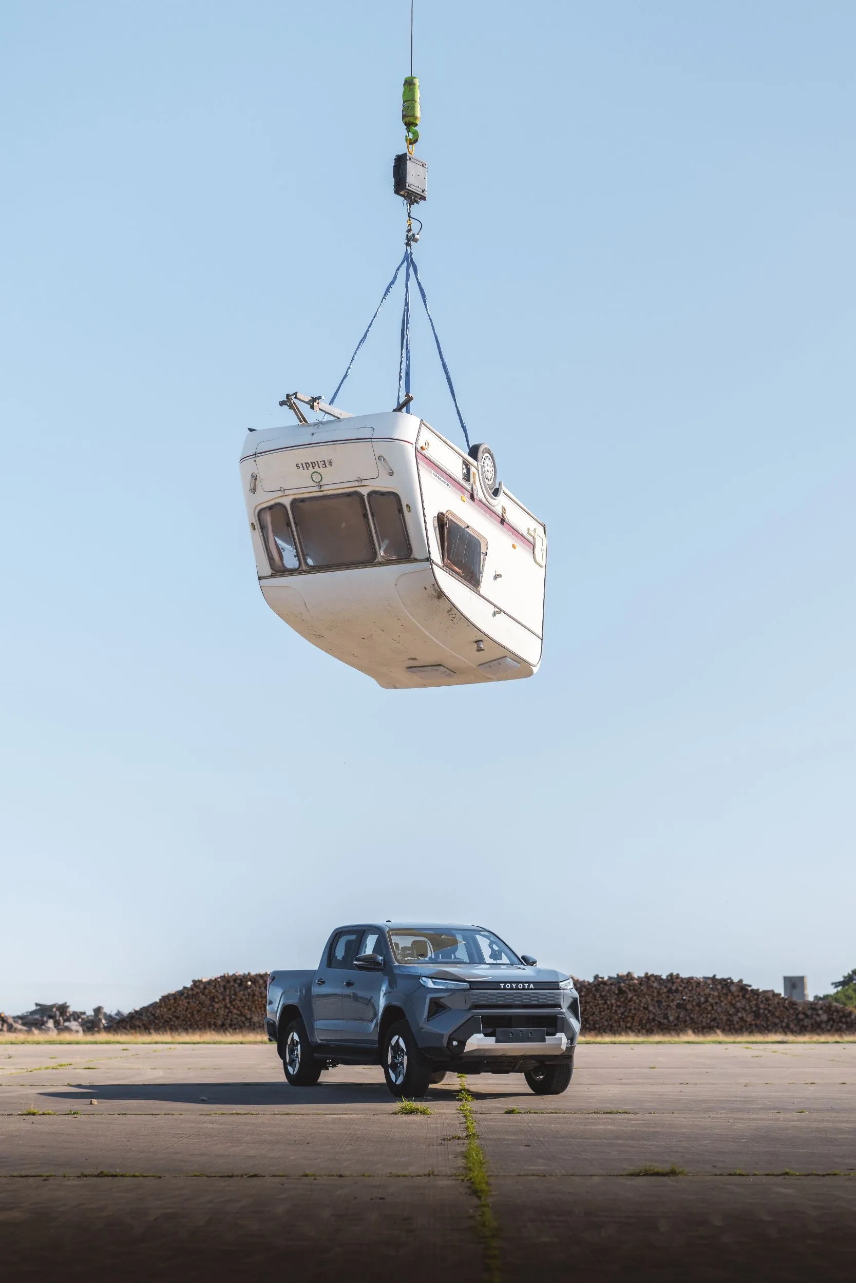 Toyota Hilux điện hứng trọn xe caravan 760kg rơi từ độ cao 9m, xong vẫn chạy đi như chưa c&oacute; chuyện g&igrave; - Ảnh 1.