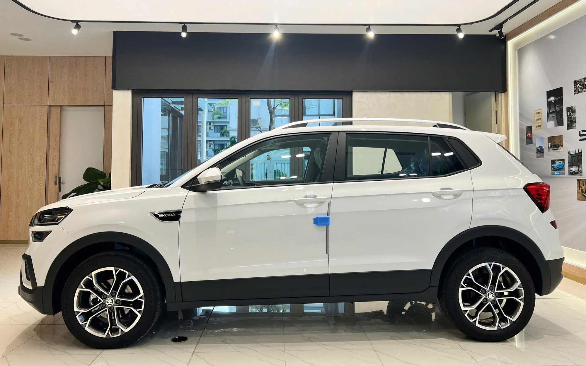 Skoda Kushaq giảm gi&aacute; 'kịch s&agrave;n' c&ograve;n 469 triệu đồng tại đại l&yacute;: Rẻ ngang Sonet d&ugrave; ngang cơ Seltos, nhưng k&egrave;m điều kiện - Ảnh 2.