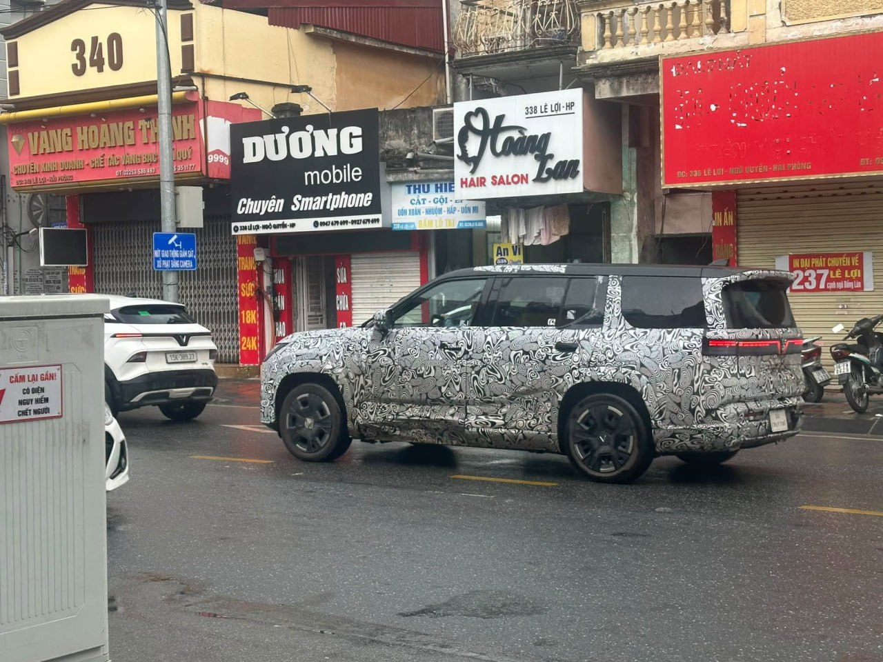 SUV mới của VinFast để lộ dải LED cách điệu bắt mắt cùng kích thước khủng ‘át’ cả VF 6, có thể là REEV như VF Wild - Ảnh 1.
