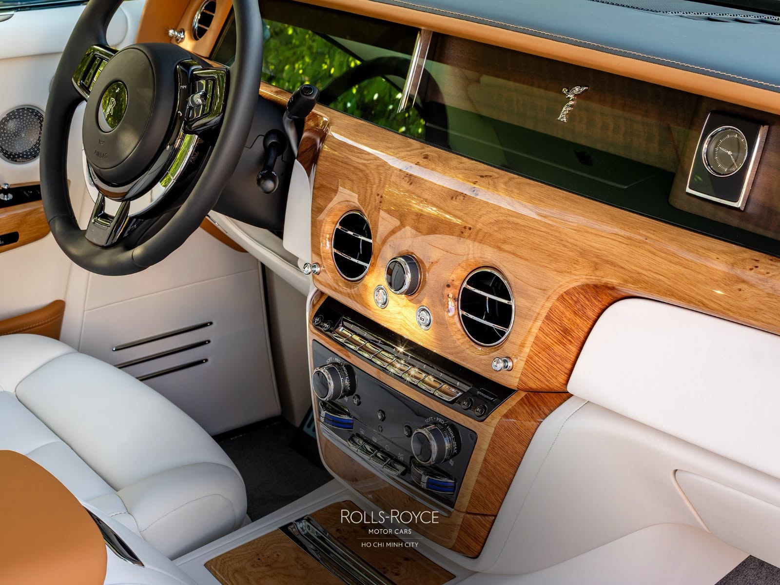 Rolls-Royce Phantom độc bản bán chính hãng tại Việt Nam: Giá gần 90 tỷ, nội thất ốp gỗ sồi toàn bộ, chỉ có duy nhất 1 đại gia may mắn mua được - Ảnh 11.