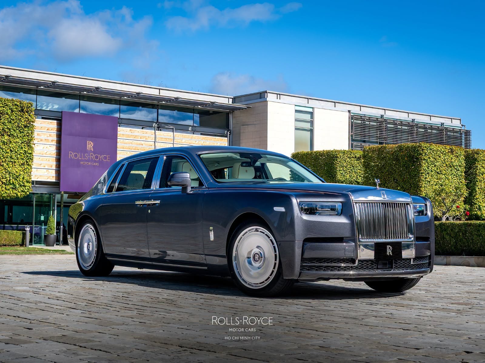 Rolls-Royce Phantom độc bản bán chính hãng tại Việt Nam: Giá gần 90 tỷ, nội thất ốp gỗ sồi toàn bộ, chỉ có duy nhất 1 đại gia may mắn mua được - Ảnh 1.
