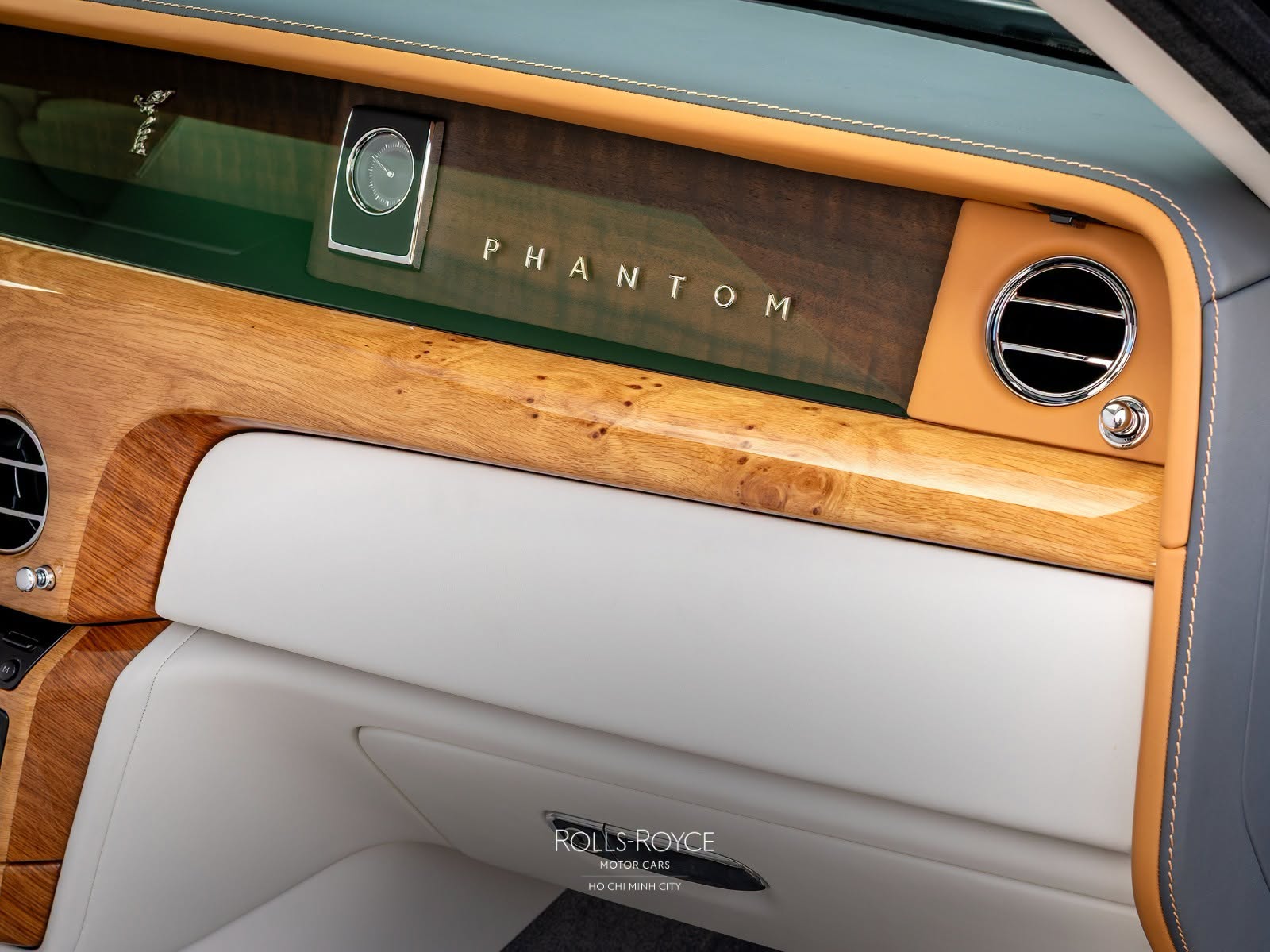 Rolls-Royce Phantom độc bản bán chính hãng tại Việt Nam: Giá gần 90 tỷ, nội thất ốp gỗ sồi toàn bộ, chỉ có duy nhất 1 đại gia may mắn mua được - Ảnh 12.