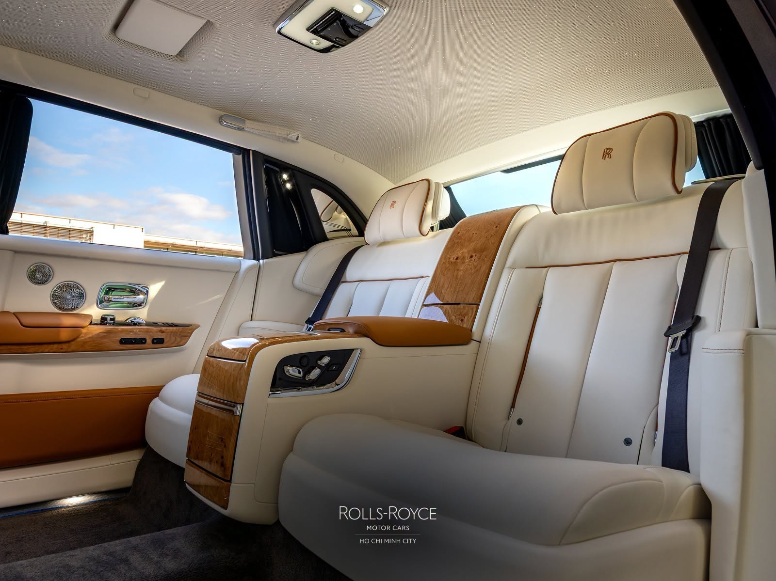 Rolls-Royce Phantom độc bản bán chính hãng tại Việt Nam: Giá gần 90 tỷ, nội thất ốp gỗ sồi toàn bộ, chỉ có duy nhất 1 đại gia may mắn mua được - Ảnh 14.