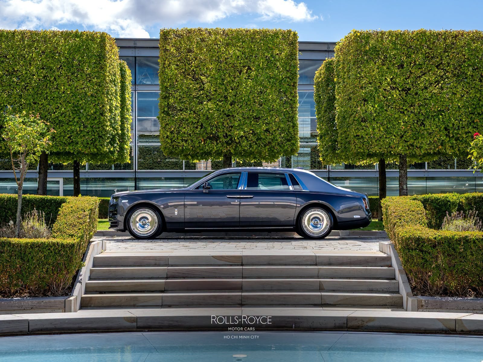 Rolls-Royce Phantom độc bản bán chính hãng tại Việt Nam: Giá gần 90 tỷ, nội thất ốp gỗ sồi toàn bộ, chỉ có duy nhất 1 đại gia may mắn mua được - Ảnh 2.