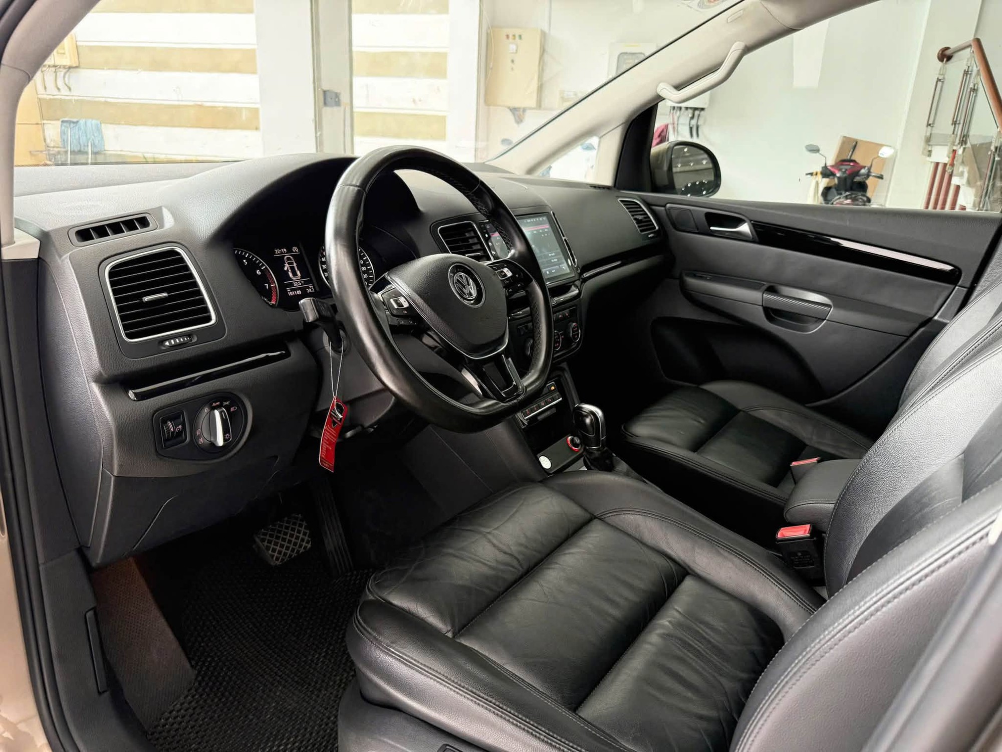 Volkswagen Sharan 10 năm tuổi b&aacute;n lại ngang gi&aacute; Honda City mới: D&agrave;i ngang Everest, cửa l&ugrave;a, c&oacute; ghế massage, cửa n&oacute;c to&agrave;n cảnh - Ảnh 2.