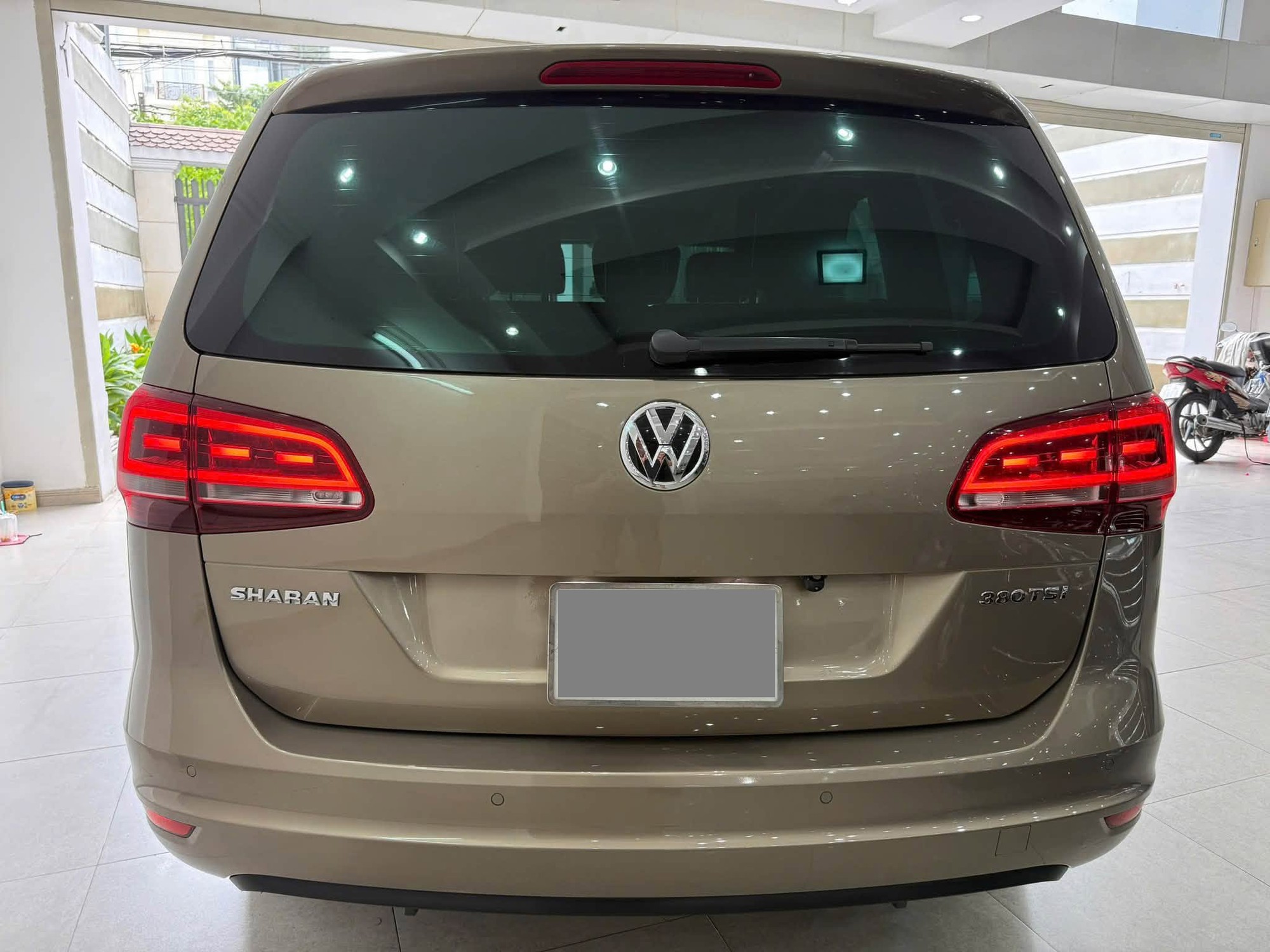 Volkswagen Sharan 10 năm tuổi b&aacute;n lại ngang gi&aacute; Honda City mới: D&agrave;i ngang Everest, cửa l&ugrave;a, c&oacute; ghế massage, cửa n&oacute;c to&agrave;n cảnh - Ảnh 8.