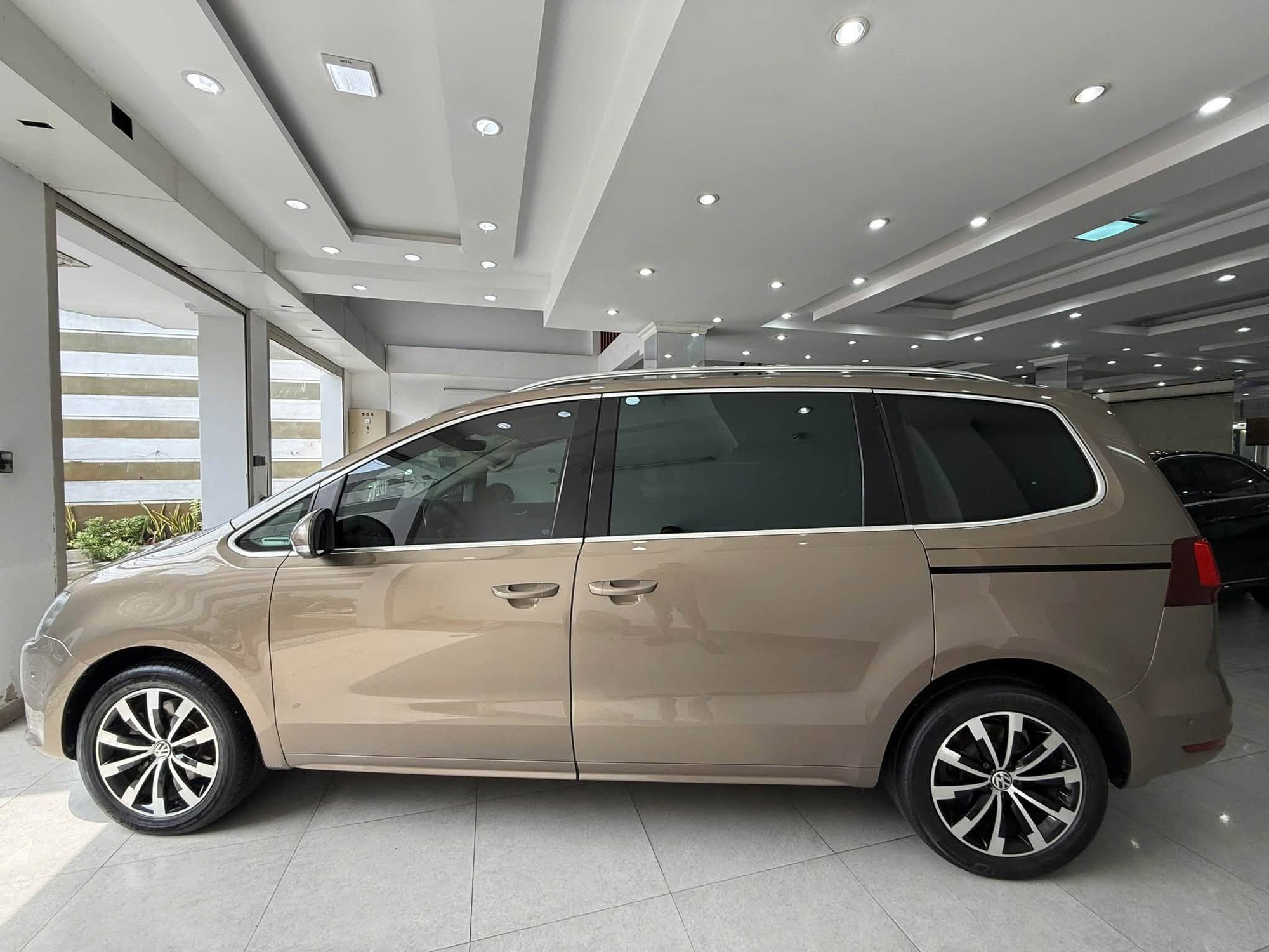 Volkswagen Sharan 10 năm tuổi b&aacute;n lại ngang gi&aacute; Honda City mới: D&agrave;i ngang Everest, cửa l&ugrave;a, c&oacute; ghế massage, cửa n&oacute;c to&agrave;n cảnh - Ảnh 5.