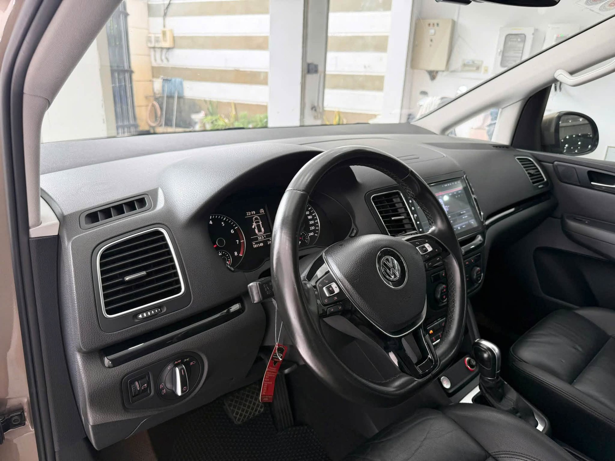 Volkswagen Sharan 10 năm tuổi b&aacute;n lại ngang gi&aacute; Honda City mới: D&agrave;i ngang Everest, cửa l&ugrave;a, c&oacute; ghế massage, cửa n&oacute;c to&agrave;n cảnh - Ảnh 9.