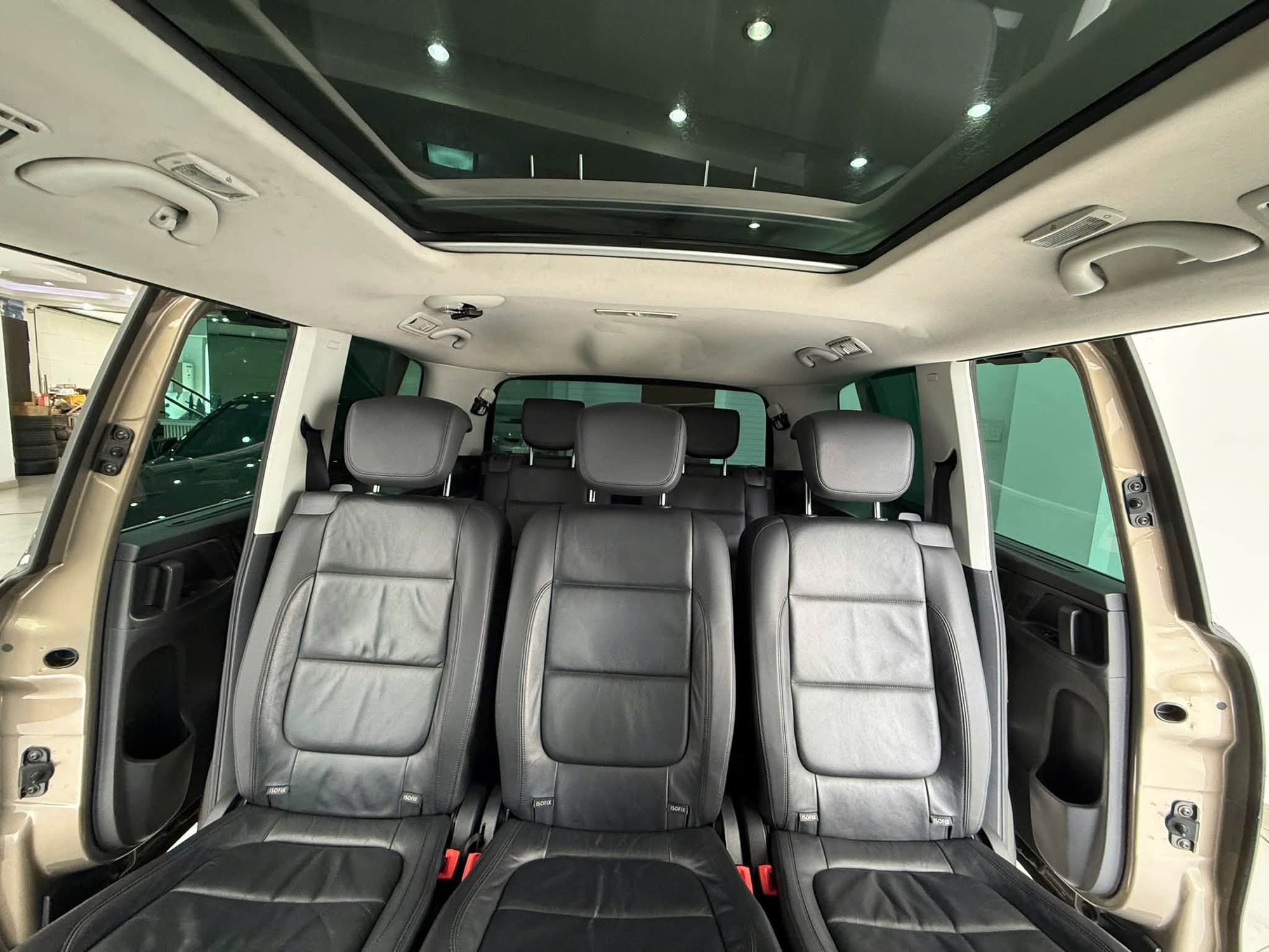 Volkswagen Sharan 10 năm tuổi b&aacute;n lại ngang gi&aacute; Honda City mới: D&agrave;i ngang Everest, cửa l&ugrave;a, c&oacute; ghế massage, cửa n&oacute;c to&agrave;n cảnh - Ảnh 13.