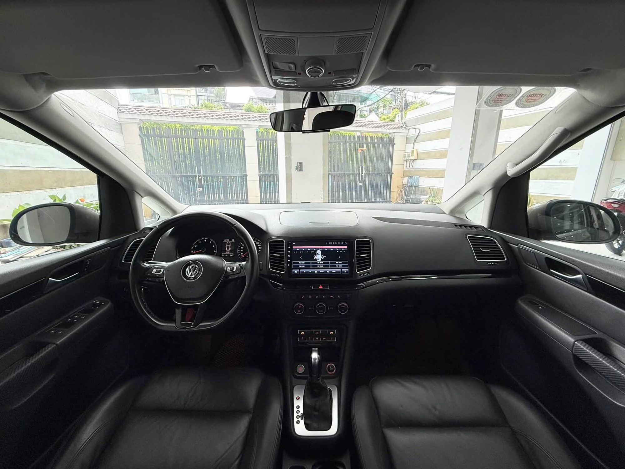 Volkswagen Sharan 10 năm tuổi b&aacute;n lại ngang gi&aacute; Honda City mới: D&agrave;i ngang Everest, cửa l&ugrave;a, c&oacute; ghế massage, cửa n&oacute;c to&agrave;n cảnh - Ảnh 12.