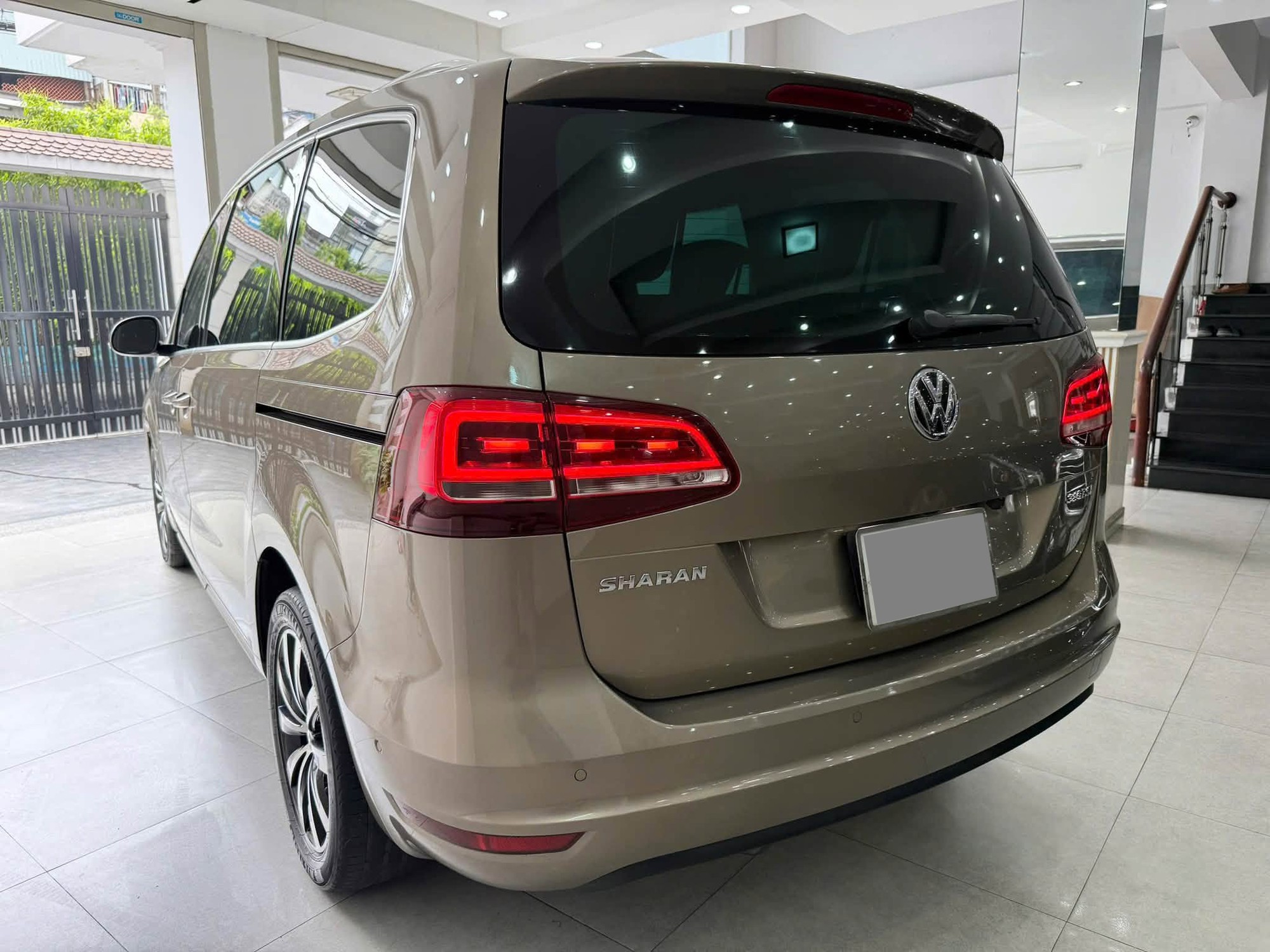 Volkswagen Sharan 10 năm tuổi b&aacute;n lại ngang gi&aacute; Honda City mới: D&agrave;i ngang Everest, cửa l&ugrave;a, c&oacute; ghế massage, cửa n&oacute;c to&agrave;n cảnh - Ảnh 7.