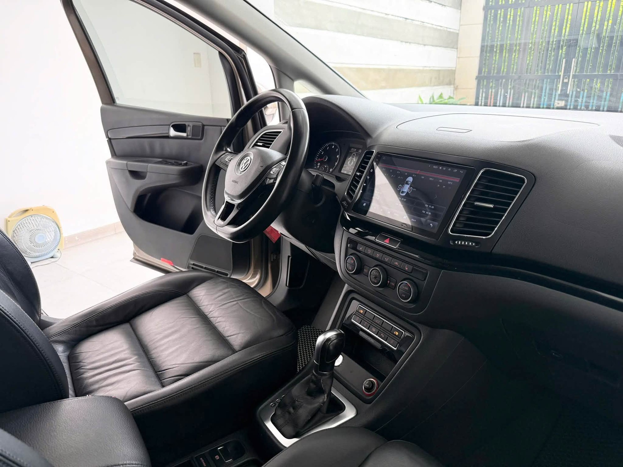 Volkswagen Sharan 10 năm tuổi b&aacute;n lại ngang gi&aacute; Honda City mới: D&agrave;i ngang Everest, cửa l&ugrave;a, c&oacute; ghế massage, cửa n&oacute;c to&agrave;n cảnh - Ảnh 10.