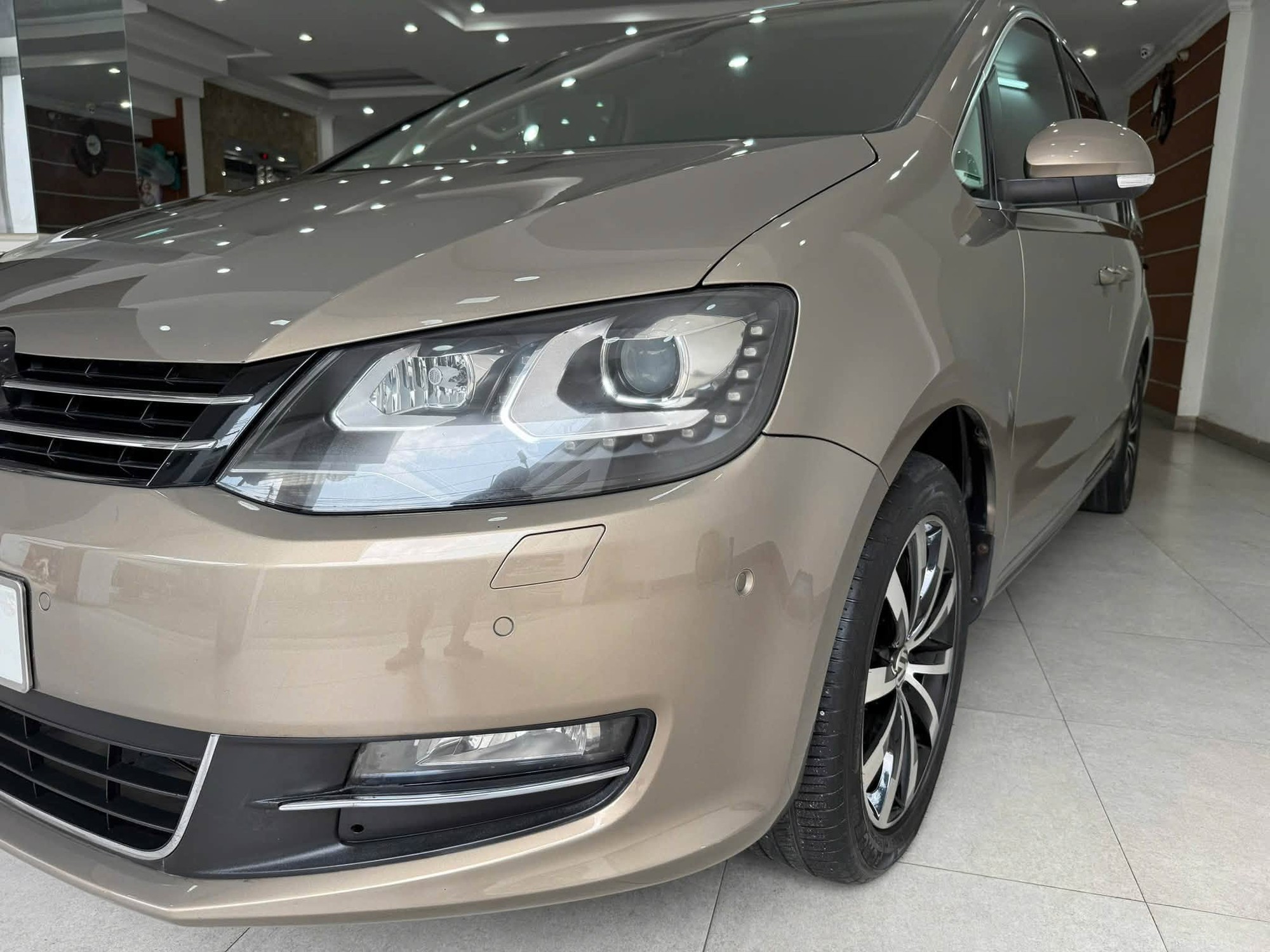Volkswagen Sharan 10 năm tuổi b&aacute;n lại ngang gi&aacute; Honda City mới: D&agrave;i ngang Everest, cửa l&ugrave;a, c&oacute; ghế massage, cửa n&oacute;c to&agrave;n cảnh - Ảnh 4.
