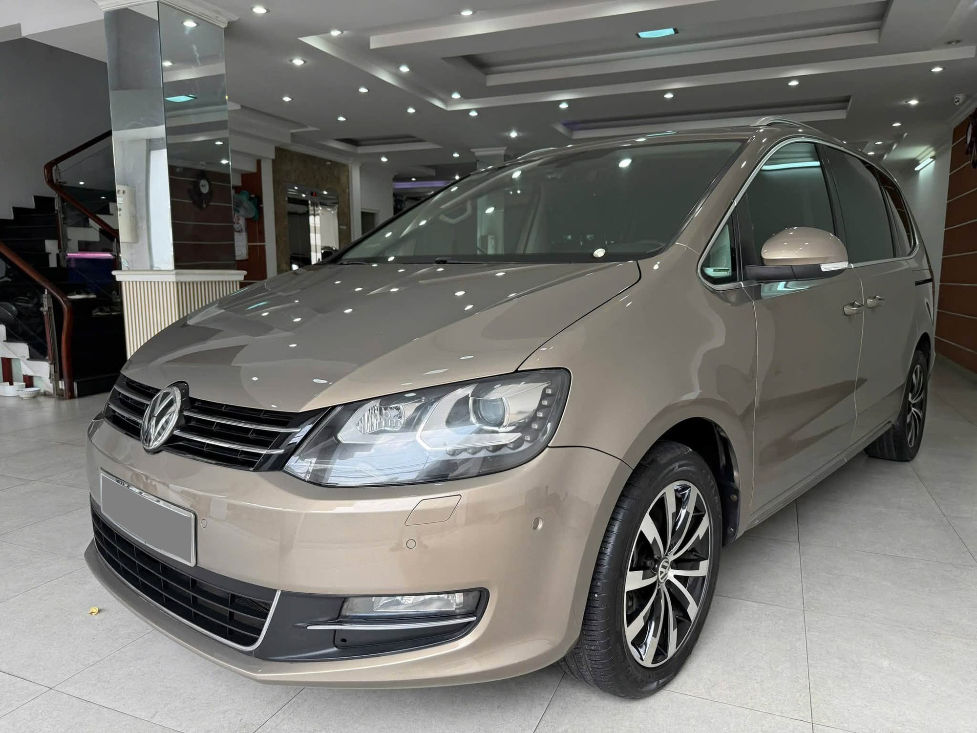 Volkswagen Sharan 10 năm tuổi b&aacute;n lại ngang gi&aacute; Honda City mới: D&agrave;i ngang Everest, cửa l&ugrave;a, c&oacute; ghế massage, cửa n&oacute;c to&agrave;n cảnh - Ảnh 3.