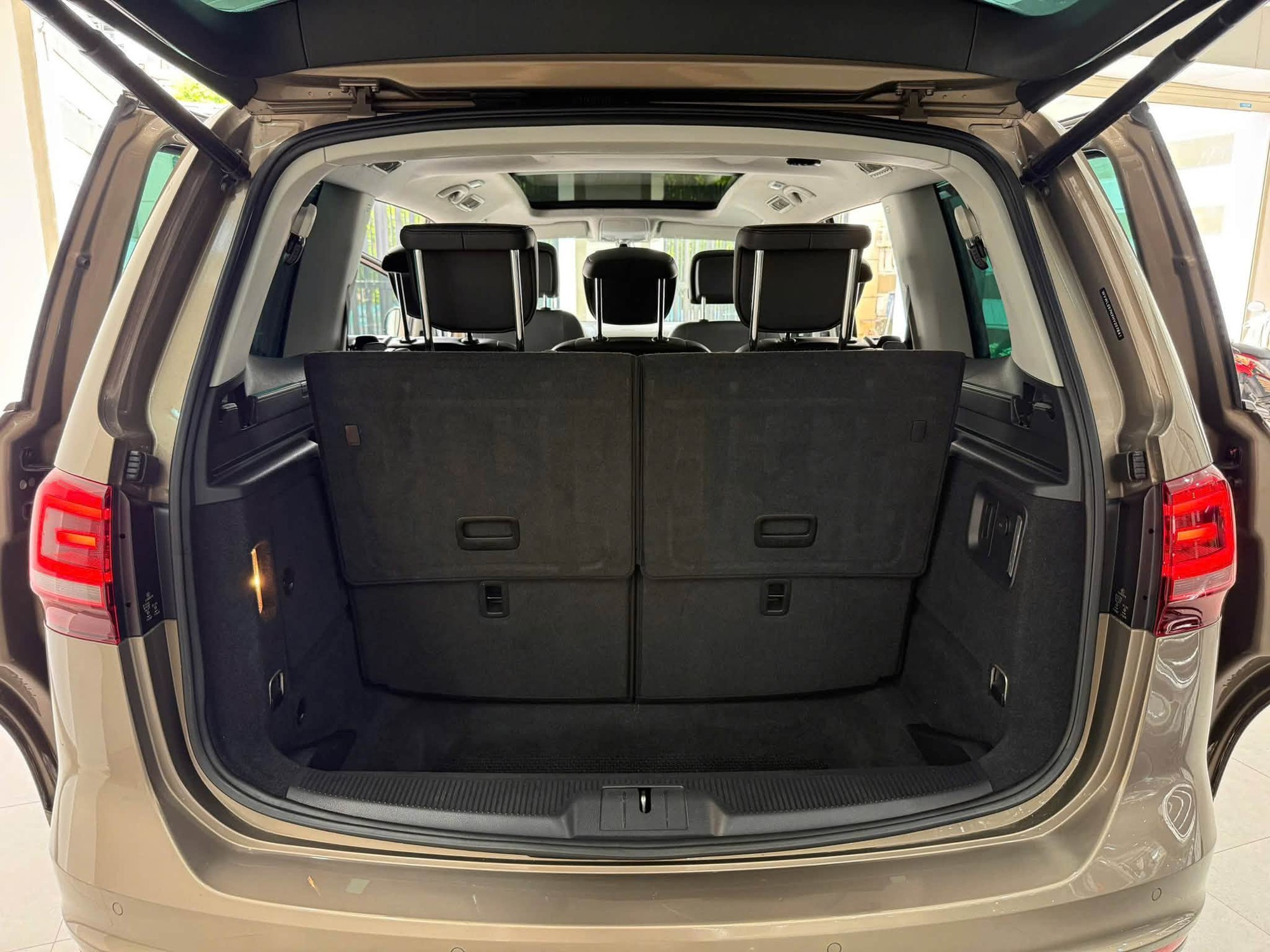 Volkswagen Sharan 10 năm tuổi b&aacute;n lại ngang gi&aacute; Honda City mới: D&agrave;i ngang Everest, cửa l&ugrave;a, c&oacute; ghế massage, cửa n&oacute;c to&agrave;n cảnh - Ảnh 16.