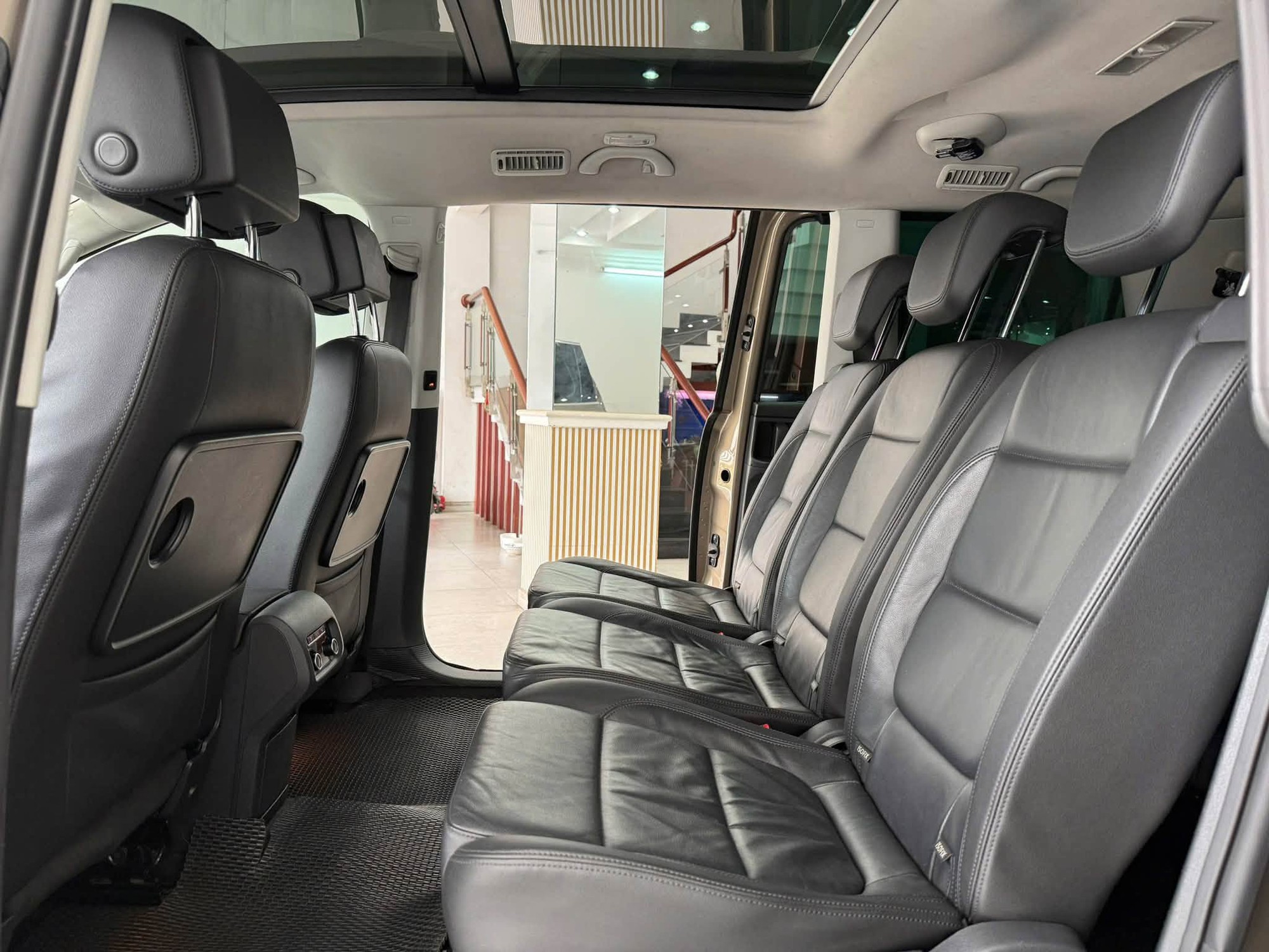 Volkswagen Sharan 10 năm tuổi b&aacute;n lại ngang gi&aacute; Honda City mới: D&agrave;i ngang Everest, cửa l&ugrave;a, c&oacute; ghế massage, cửa n&oacute;c to&agrave;n cảnh - Ảnh 14.