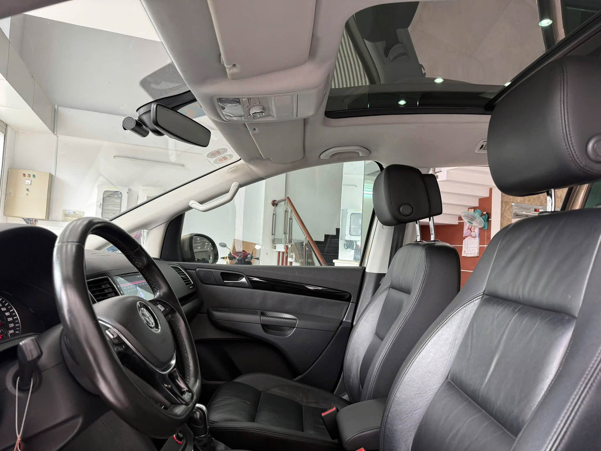 Volkswagen Sharan 10 năm tuổi b&aacute;n lại ngang gi&aacute; Honda City mới: D&agrave;i ngang Everest, cửa l&ugrave;a, c&oacute; ghế massage, cửa n&oacute;c to&agrave;n cảnh - Ảnh 11.
