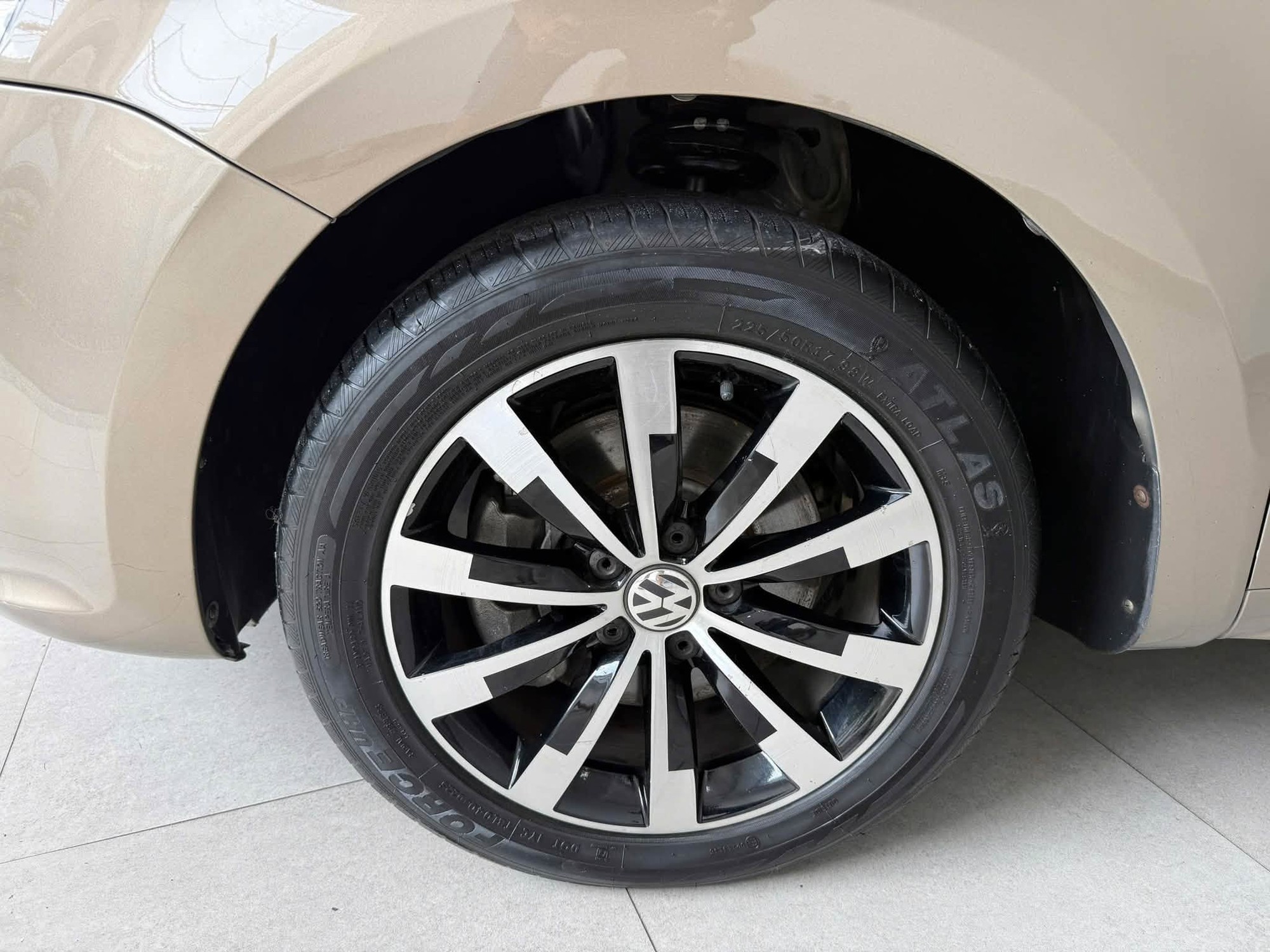 Volkswagen Sharan 10 năm tuổi b&aacute;n lại ngang gi&aacute; Honda City mới: D&agrave;i ngang Everest, cửa l&ugrave;a, c&oacute; ghế massage, cửa n&oacute;c to&agrave;n cảnh - Ảnh 6.