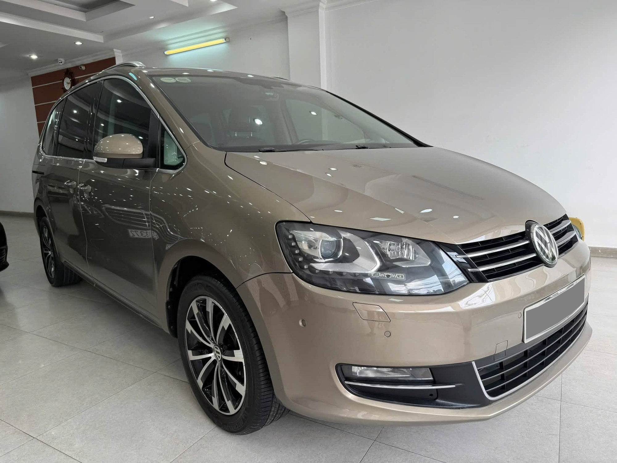 Volkswagen Sharan 10 năm tuổi b&aacute;n lại ngang gi&aacute; Honda City mới: D&agrave;i ngang Everest, cửa l&ugrave;a, c&oacute; ghế massage, cửa n&oacute;c to&agrave;n cảnh - Ảnh 1.