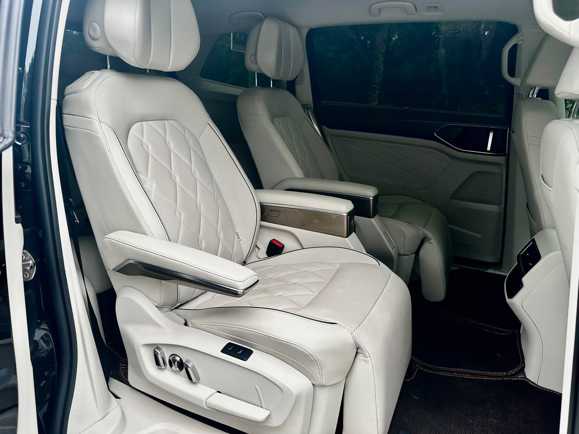 C&ugrave;ng tầm gi&aacute; 1,6 tỷ nhưng mua chiếc Volkswagen Viloran n&agrave;y c&oacute; nhiều trang bị hơn hẳn Carnival, tiết kiệm khoảng 600 triệu so với xe mới - Ảnh 10.
