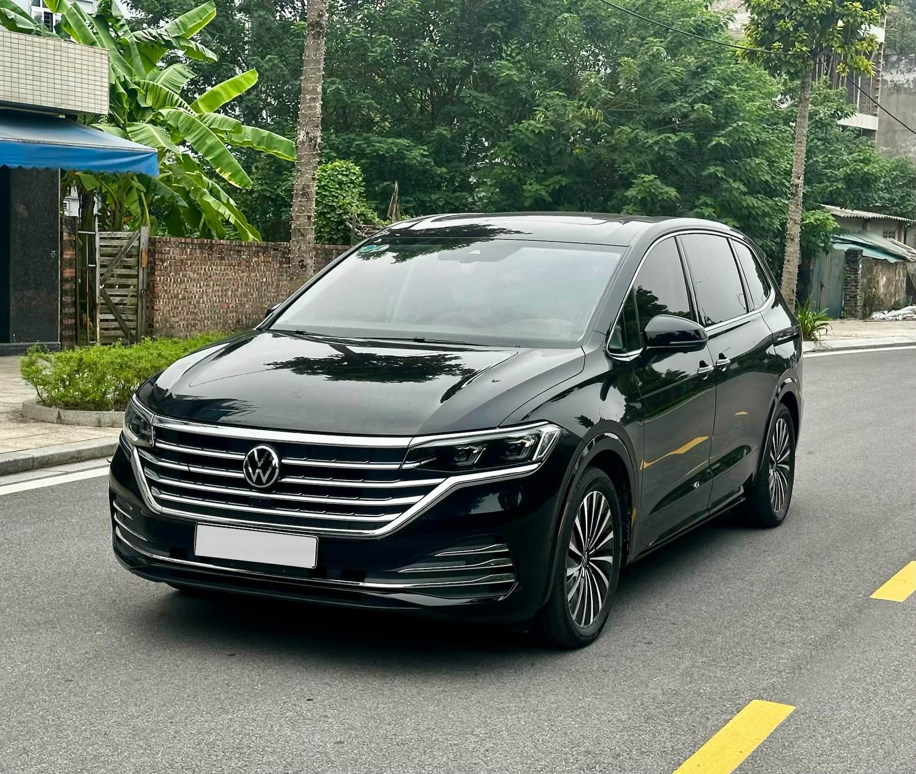 C&ugrave;ng tầm gi&aacute; 1,6 tỷ nhưng mua chiếc Volkswagen Viloran n&agrave;y c&oacute; nhiều trang bị hơn hẳn Carnival, tiết kiệm khoảng 600 triệu so với xe mới - Ảnh 3.