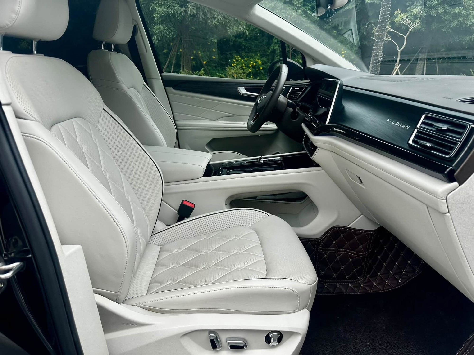 C&ugrave;ng tầm gi&aacute; 1,6 tỷ nhưng mua chiếc Volkswagen Viloran n&agrave;y c&oacute; nhiều trang bị hơn hẳn Carnival, tiết kiệm khoảng 600 triệu so với xe mới - Ảnh 6.