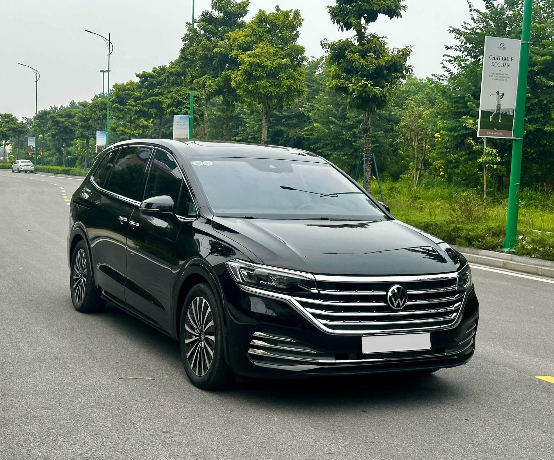 C&ugrave;ng tầm gi&aacute; 1,6 tỷ nhưng mua chiếc Volkswagen Viloran n&agrave;y c&oacute; nhiều trang bị hơn hẳn Carnival, tiết kiệm khoảng 600 triệu so với xe mới - Ảnh 1.