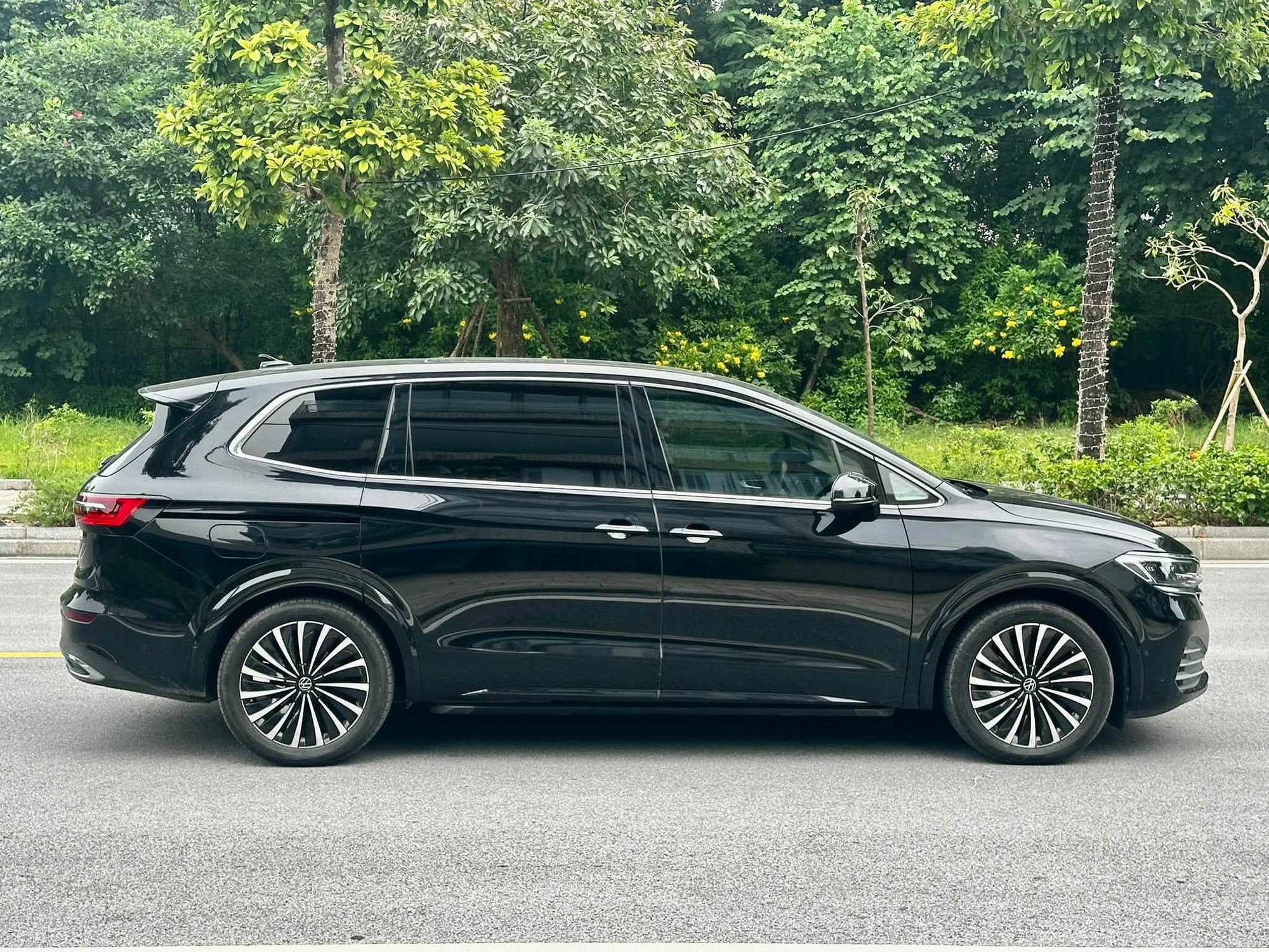 C&ugrave;ng tầm gi&aacute; 1,6 tỷ nhưng mua chiếc Volkswagen Viloran n&agrave;y c&oacute; nhiều trang bị hơn hẳn Carnival, tiết kiệm khoảng 600 triệu so với xe mới - Ảnh 5.