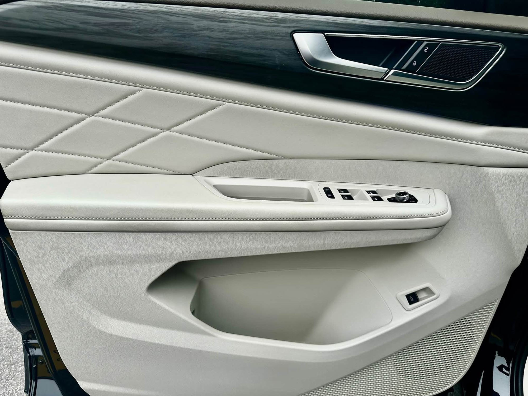 C&ugrave;ng tầm gi&aacute; 1,6 tỷ nhưng mua chiếc Volkswagen Viloran n&agrave;y c&oacute; nhiều trang bị hơn hẳn Carnival, tiết kiệm khoảng 600 triệu so với xe mới - Ảnh 8.