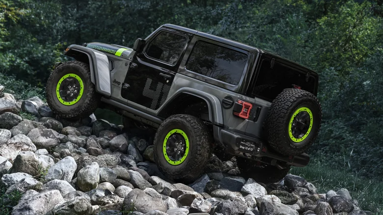Jeep Wrangler Switchback ra mắt: Ngoại h&igrave;nh kh&ocirc;ng đụng h&agrave;ng, d&ugrave;ng m&aacute;y V6 mạnh gần 300 m&atilde; lực - Ảnh 3.