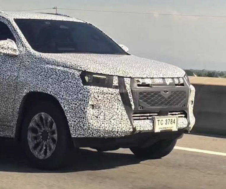 Toyota Fortuner thế hệ mới tiếp tục lộ diện tại Th&aacute;i Lan: Đầu xe đổi thiết kế, chờ ng&agrave;y đấu Ford Everest - Ảnh 2.