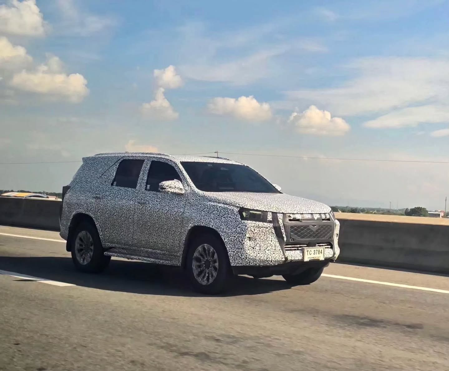 Toyota Fortuner thế hệ mới tiếp tục lộ diện tại Th&aacute;i Lan: Đầu xe đổi thiết kế, chờ ng&agrave;y đấu Ford Everest - Ảnh 1.