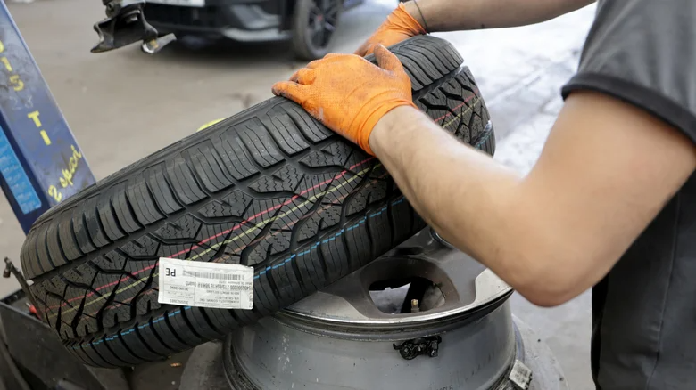 B&iacute; mật dải m&agrave;u xanh, đỏ, v&agrave;ng tr&ecirc;n lốp xe mới, kh&ocirc;ng đơn giản chỉ c&oacute; cho đẹp - Ảnh 1.