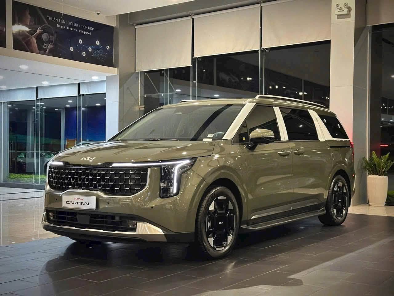 Kia Carnival giảm gi&aacute; tới 170 triệu tại đại l&yacute;, mua mới rẻ như mua cũ - Ảnh 1.