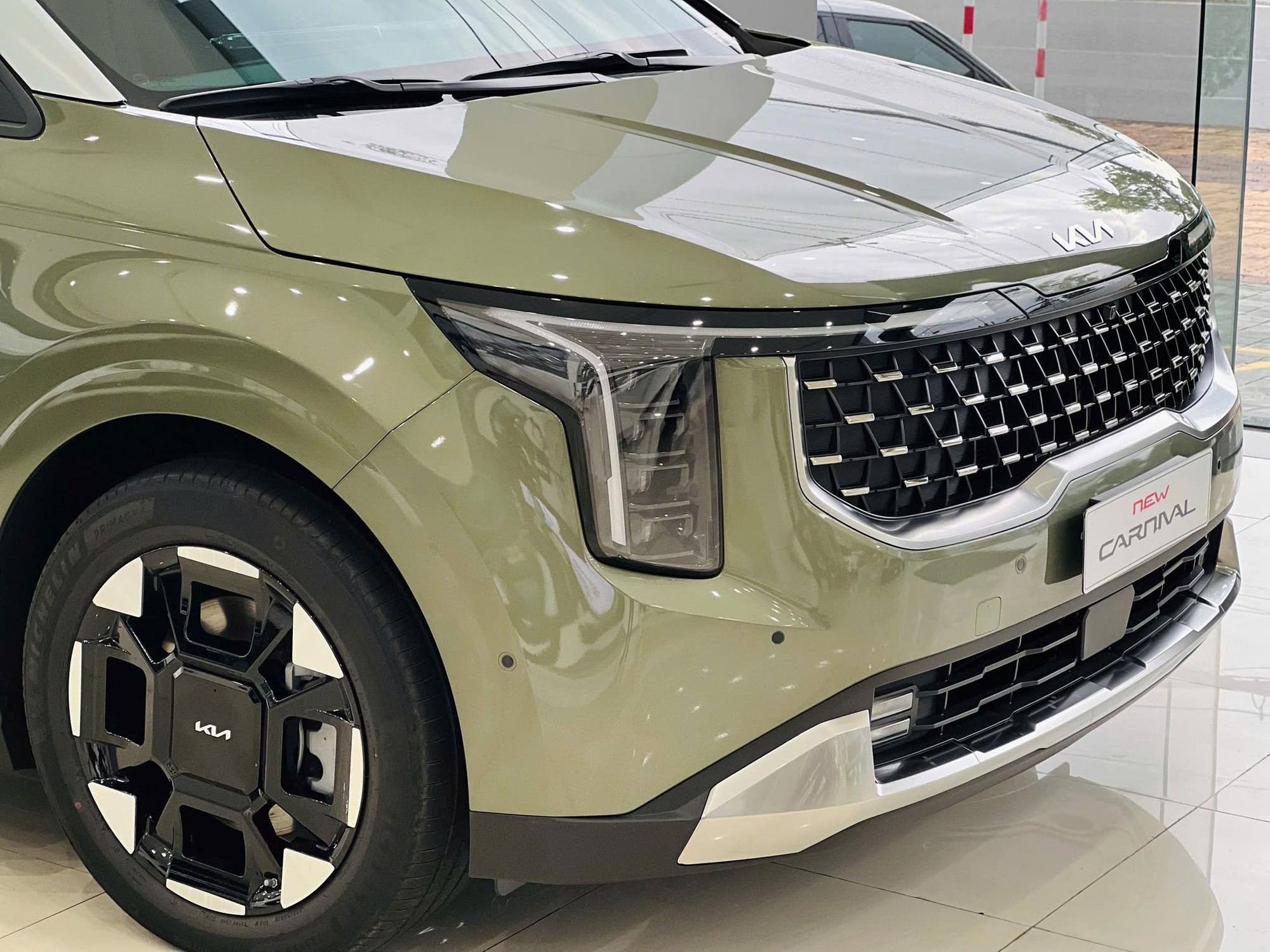 Kia Carnival giảm gi&aacute; tới 170 triệu tại đại l&yacute;, mua mới rẻ như mua cũ - Ảnh 11.