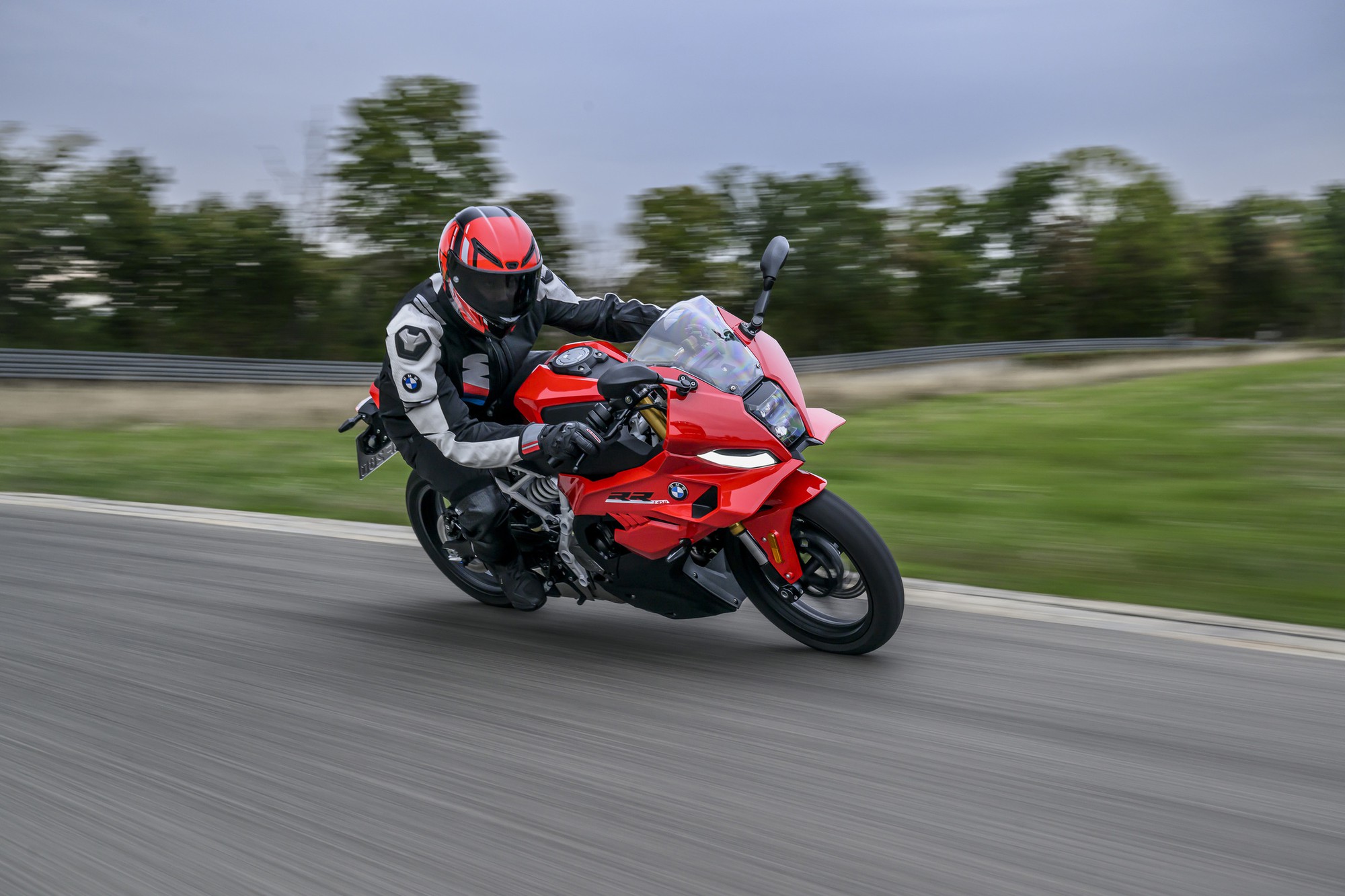 BMW ra mắt tiểu 'c&aacute; voi' S 1000 RR: Mạnh chưa tới 50 m&atilde; lực, c&oacute; sẵn phanh Brembo, gi&aacute; quy đổi 232 triệu - Ảnh 3.