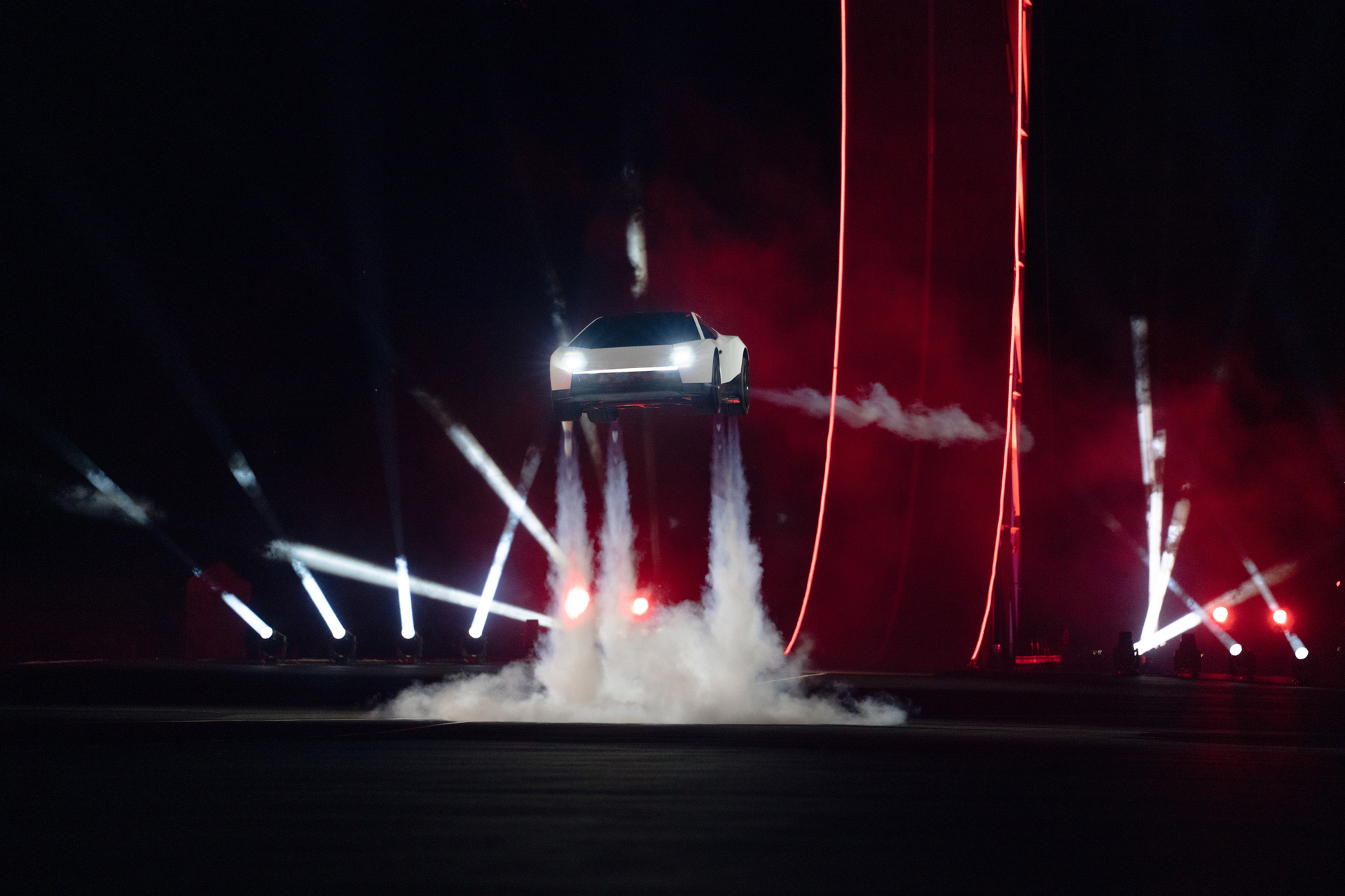 Si&ecirc;u xe bay Tesla Roadster mở b&aacute;n tại ĐN&Aacute;: 6,8 tỷ cho tiền cọc, c&oacute; đủ 3 phi&ecirc;n bản, chỉ c&oacute; trang bị tay l&aacute;i thuận như ở Việt Nam - Ảnh 1.