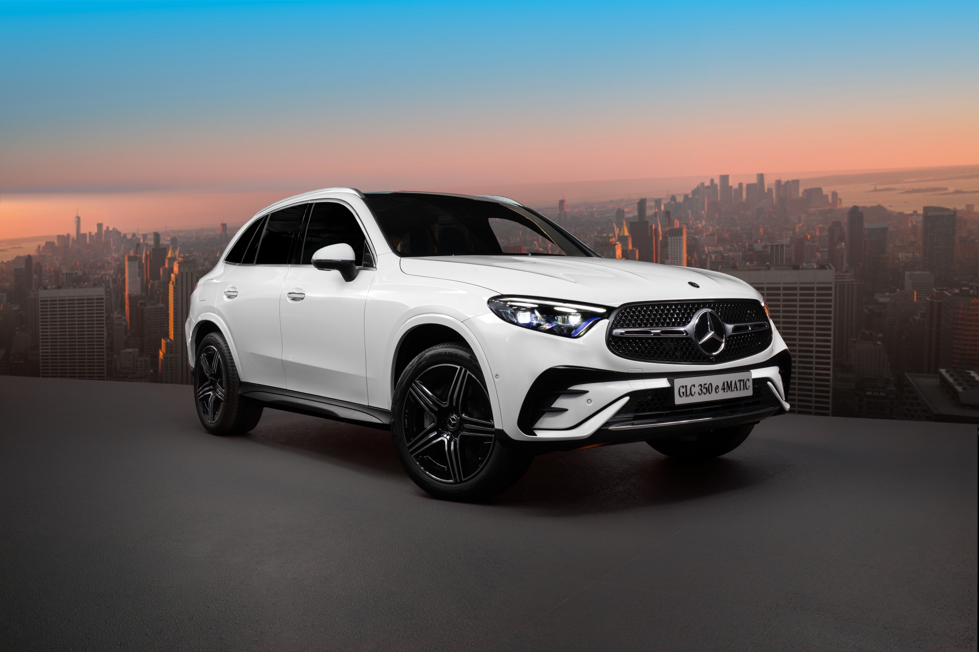 Mercedes-Benz GLC PHEV ra mắt Việt Nam: Gi&aacute; gần 3 tỷ đồng, hết xăng vẫn chạy tới 128km, &lsquo;phả hơi n&oacute;ng&rsquo; l&ecirc;n X3, Q5 - Ảnh 1.