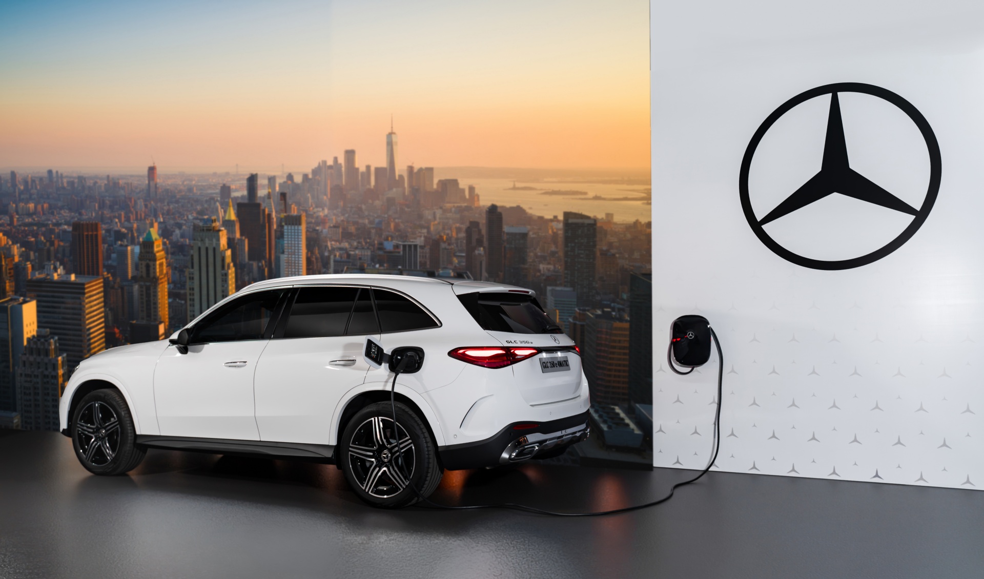 Mercedes-Benz GLC PHEV ra mắt Việt Nam: Gi&aacute; gần 3 tỷ đồng, hết xăng vẫn chạy tới 128km, &lsquo;phả hơi n&oacute;ng&rsquo; l&ecirc;n X3, Q5 - Ảnh 2.