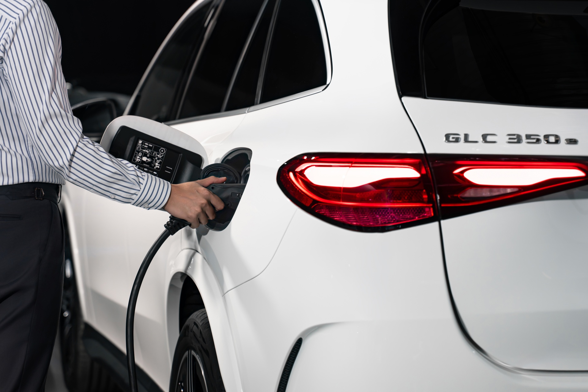 Mercedes-Benz GLC PHEV ra mắt Việt Nam: Gi&aacute; gần 3 tỷ đồng, hết xăng vẫn chạy tới 128km, &lsquo;phả hơi n&oacute;ng&rsquo; l&ecirc;n X3, Q5 - Ảnh 3.