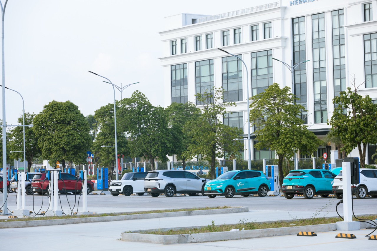 Lộ diện 'si&ecirc;u trạm sạc' VinFast khủng nhất Việt Nam giữa l&ograve;ng Thủ đ&ocirc;: Quy m&ocirc; hơn 1.000 cổng, c&oacute; đủ sạc nhanh lẫn sạc chậm - Ảnh 2.