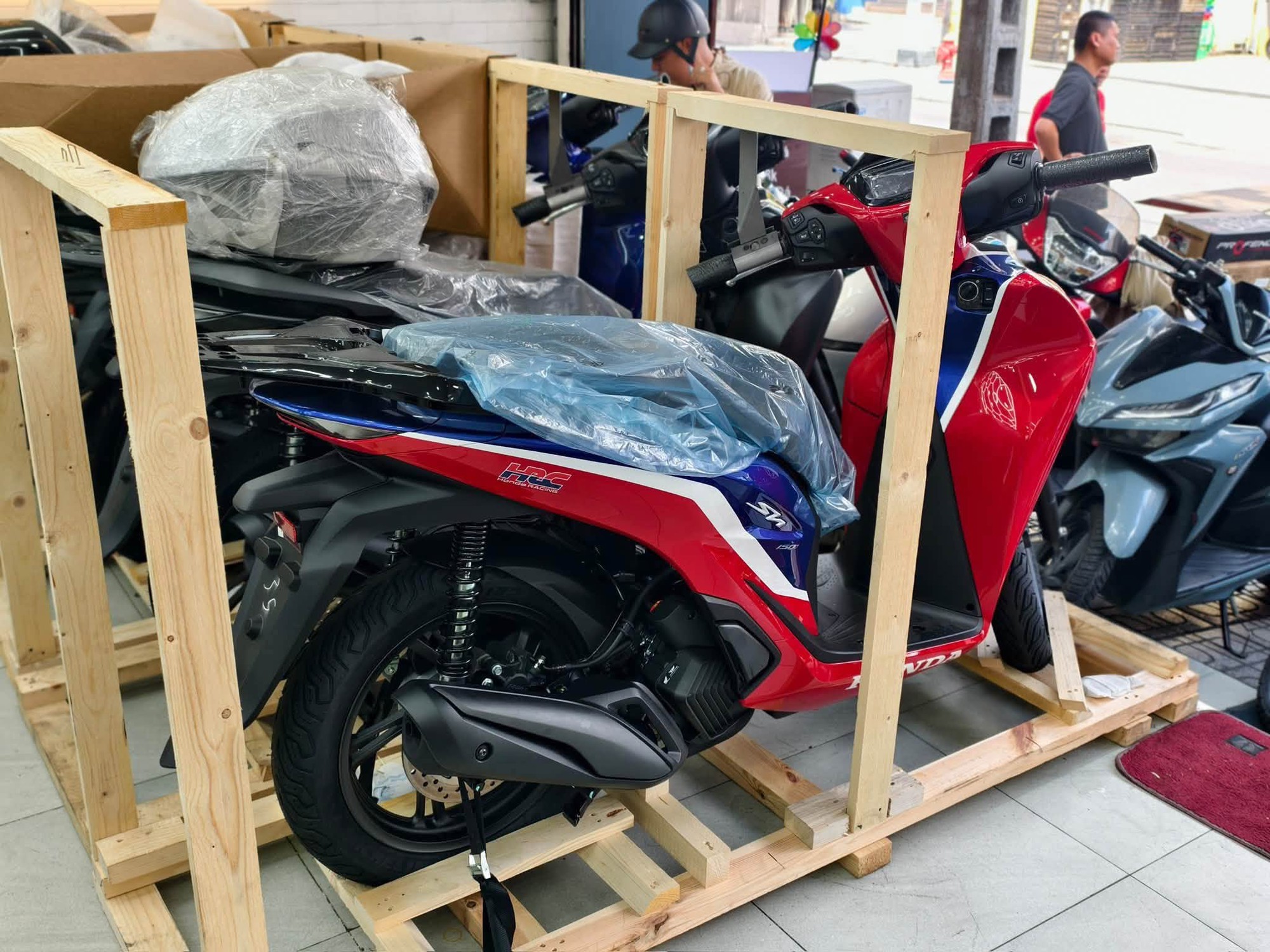 Hàng hiếm Honda SH150i HRC 2026 nhập tư về Việt Nam: Giá khoảng 250 triệu đồng, nhập Ý, đắt gấp đôi xe chính hãng - Ảnh 6.