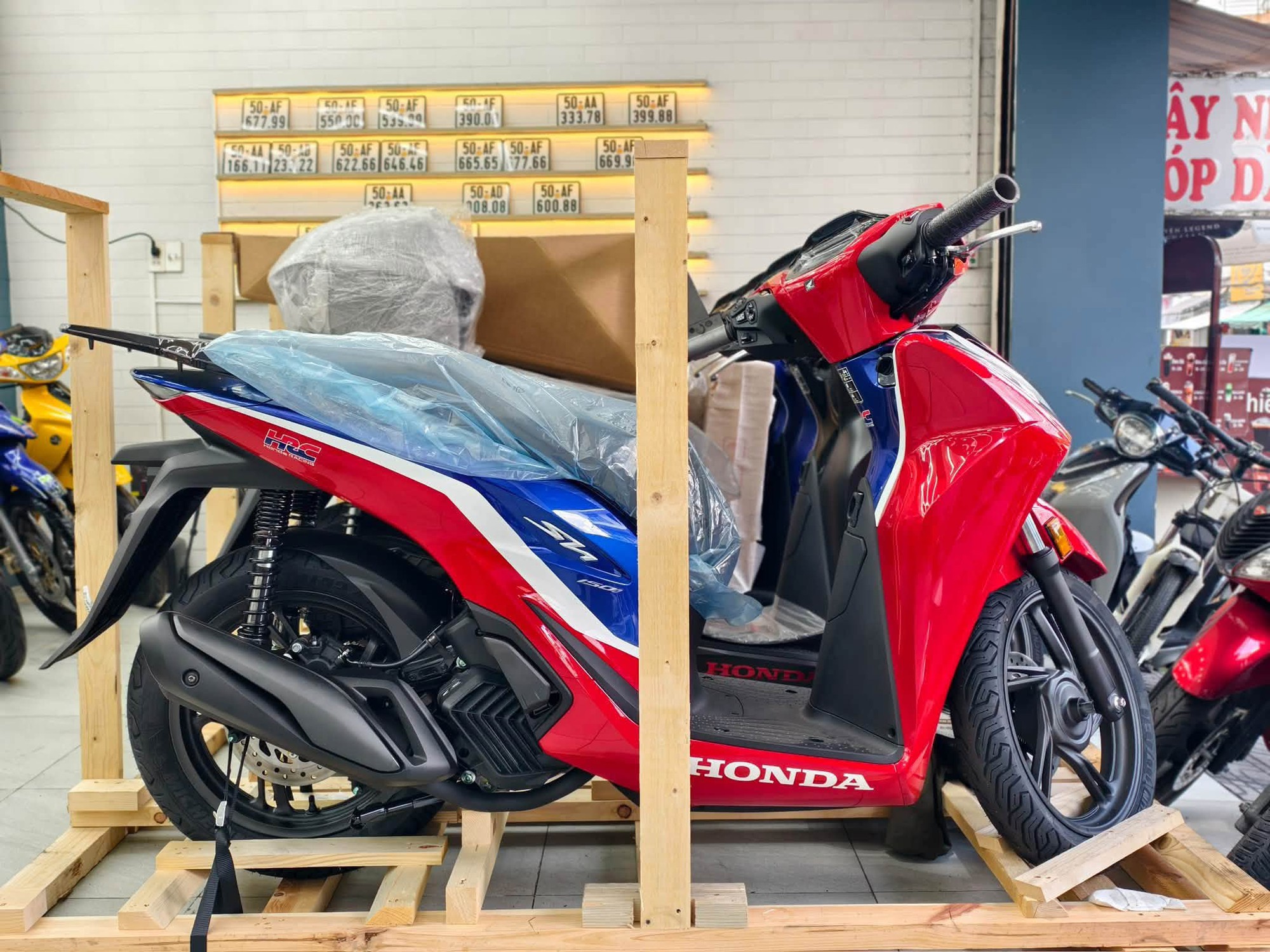 Hàng hiếm Honda SH150i HRC 2026 nhập tư về Việt Nam: Giá khoảng 250 triệu đồng, nhập Ý, đắt gấp đôi xe chính hãng - Ảnh 1.