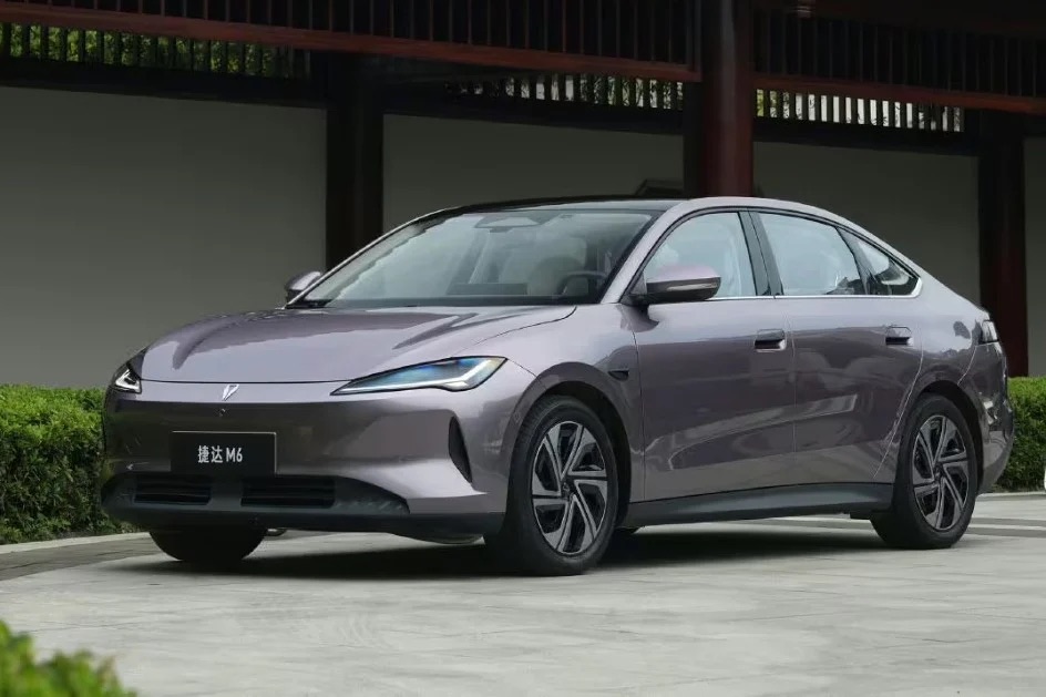 Cũng l&agrave; Volkswagen Jetta nhưng kh&ocirc;ng phải mẫu từng b&aacute;n ở Việt Nam: Gi&aacute; quy đổi hơn 300 triệu đồng, chạy 555km/sạc, chốt hơn 10.000 đơn/ng&agrave;y - Ảnh 1.