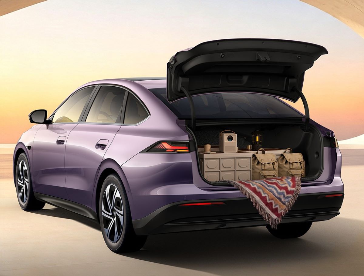 Cũng l&agrave; Volkswagen Jetta nhưng kh&ocirc;ng phải mẫu từng b&aacute;n ở Việt Nam: Gi&aacute; quy đổi hơn 300 triệu đồng, chạy 555km/sạc, chốt hơn 10.000 đơn/ng&agrave;y - Ảnh 3.
