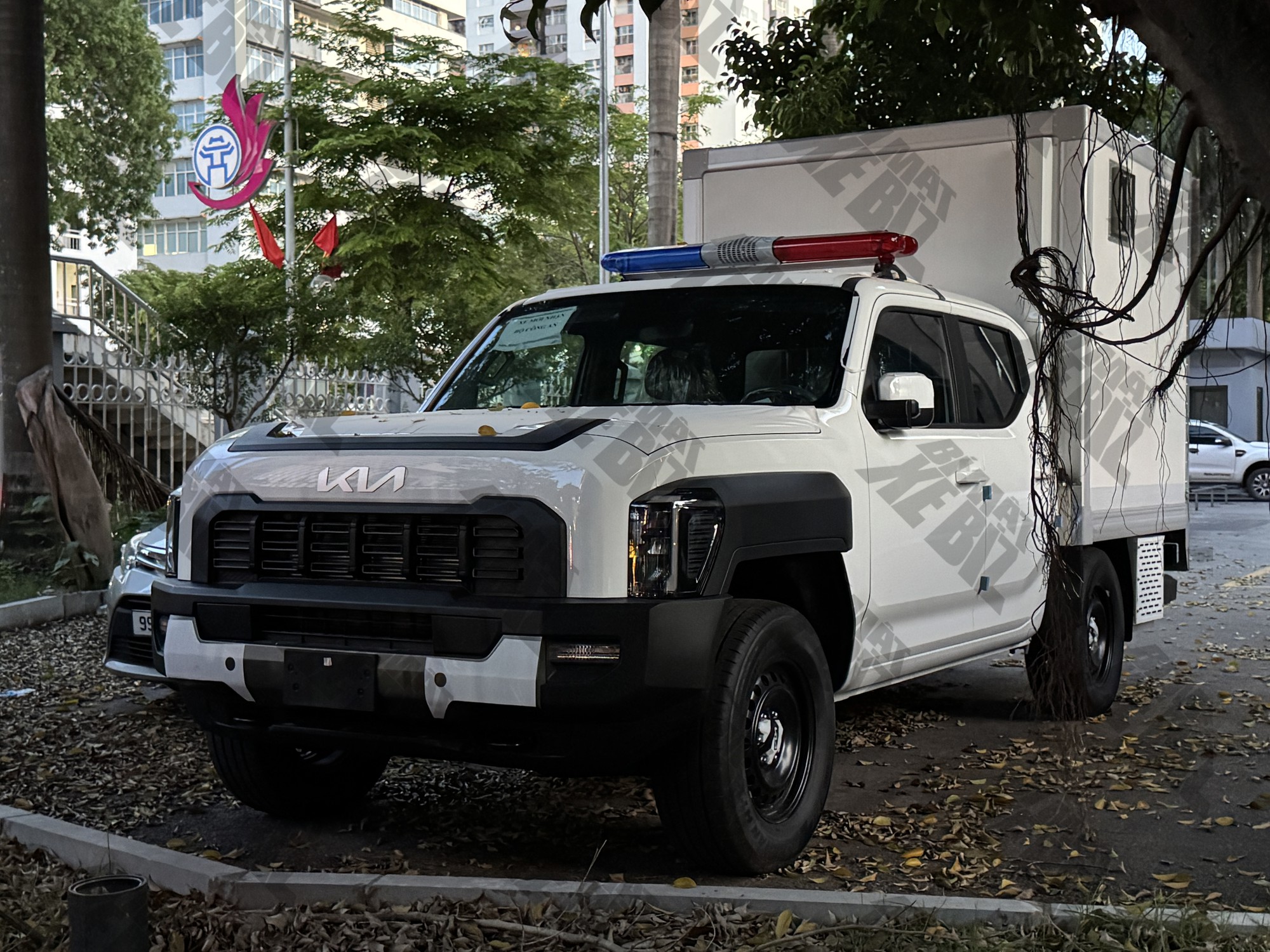 Kia Tasman xuất hiện tại Việt Nam với diện mạo lạ: Đ&egrave;n đặc chủng, th&ugrave;ng k&iacute;n, nhiều trang bị ở mức cơ bản - Ảnh 5.