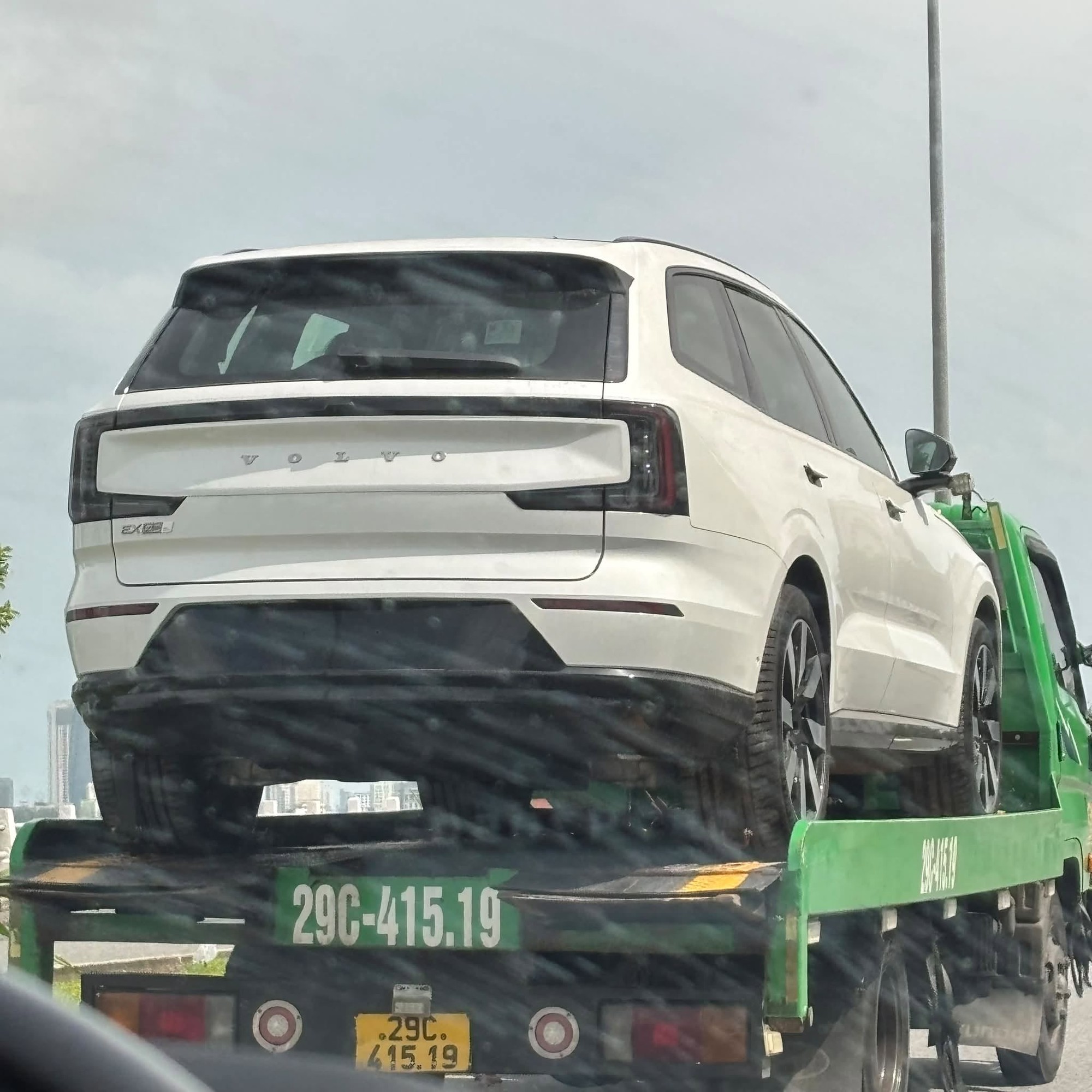 Volvo EX90 lộ diện trước ng&agrave;y ra mắt ở Việt Nam: Trang bị m&ocirc;-tơ đ&ocirc;i, mạnh 517 m&atilde;, tầm vận h&agrave;nh hơn 600km/sạc - Ảnh 1.