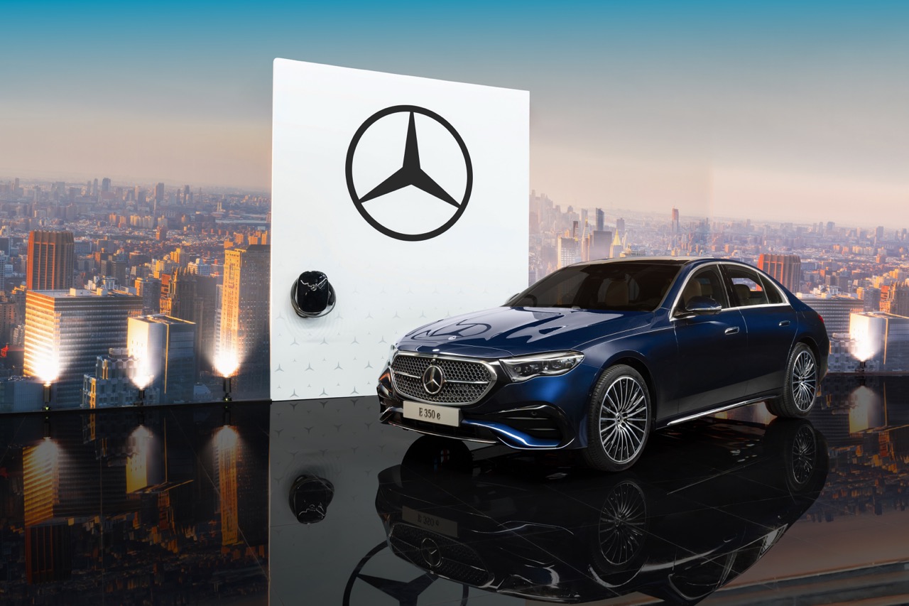 Mercedes-Benz E 350 e ra mắt Việt Nam: Giá 3,399 tỷ đồng, chạy điện 116 km, tiêu thụ xăng ngang xe máy - Ảnh 1.