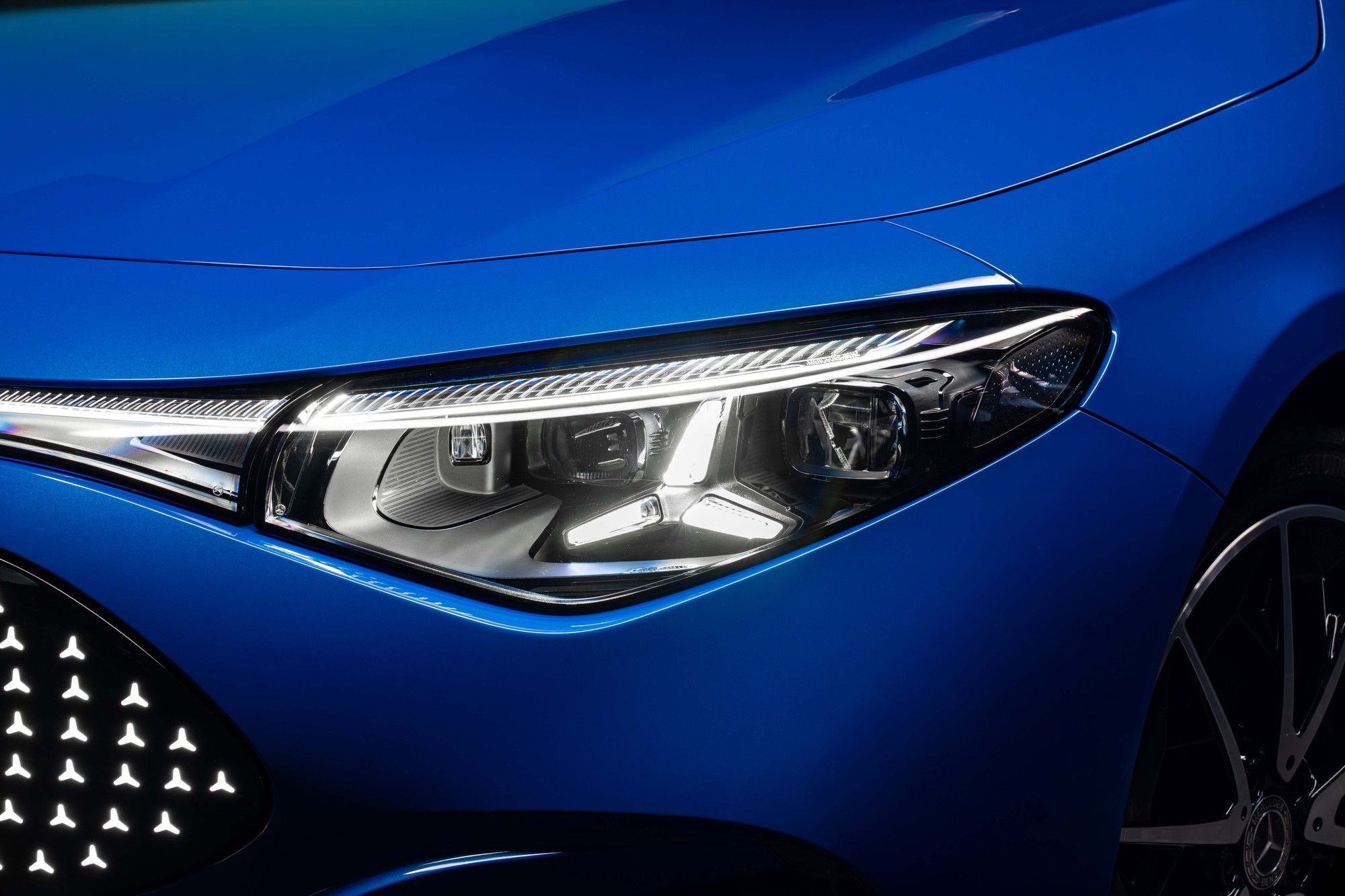 Mercedes-Benz CLA 200 chốt gi&aacute; 1,59 tỷ: Đi gần 550km/sạc, nội thất 3 m&agrave;n h&igrave;nh, c&oacute; thể d&ugrave;ng tay cầm Playstation để chơi game - Ảnh 10.